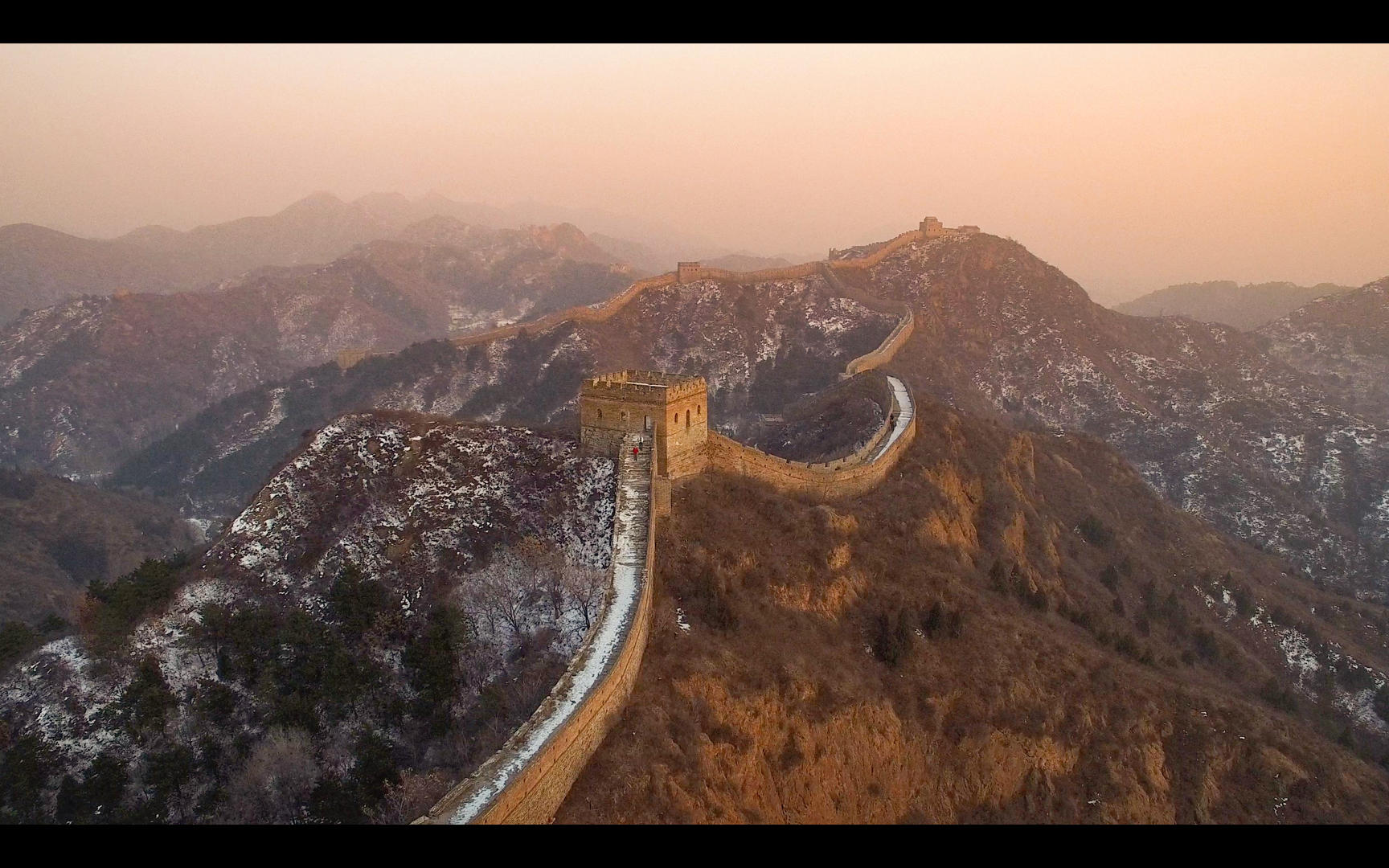 北京八达岭长城日出4K航拍视频视频的预览图