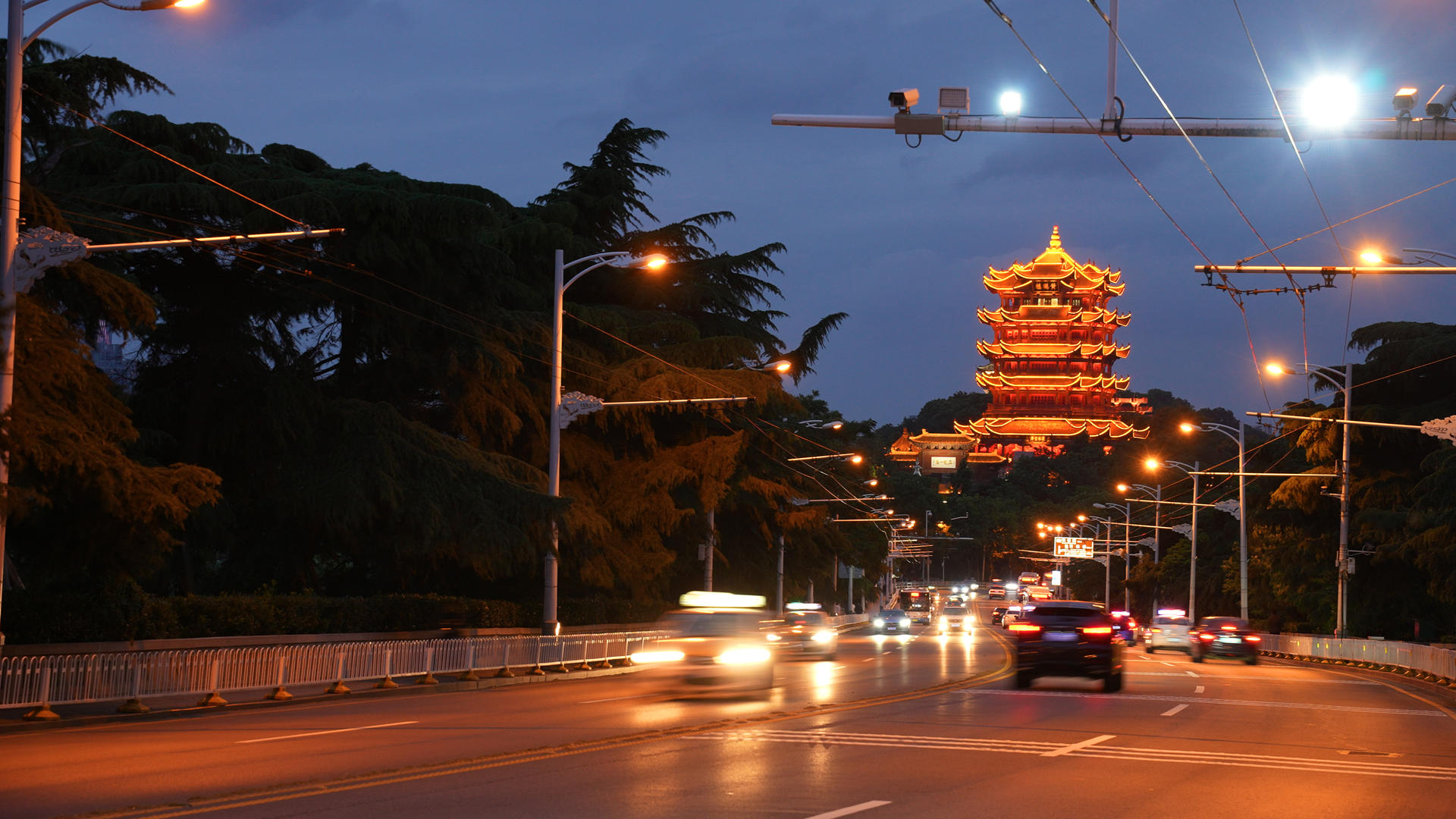 城市5A级旅游地标建筑武汉黄鹤楼夜景灯光车流4k素材视频的预览图