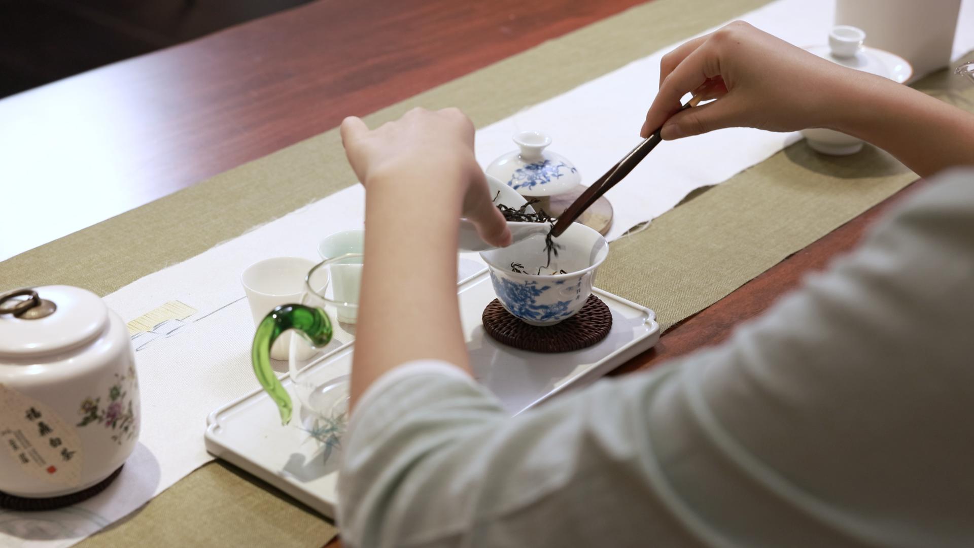 女茶艺师拔茶叶视频的预览图