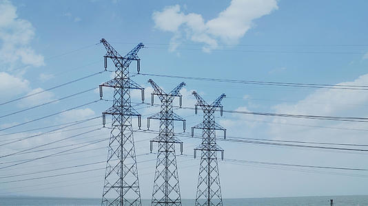 航空城市湖边能源电力传输设施特高压电缆电线4k素材视频的预览图