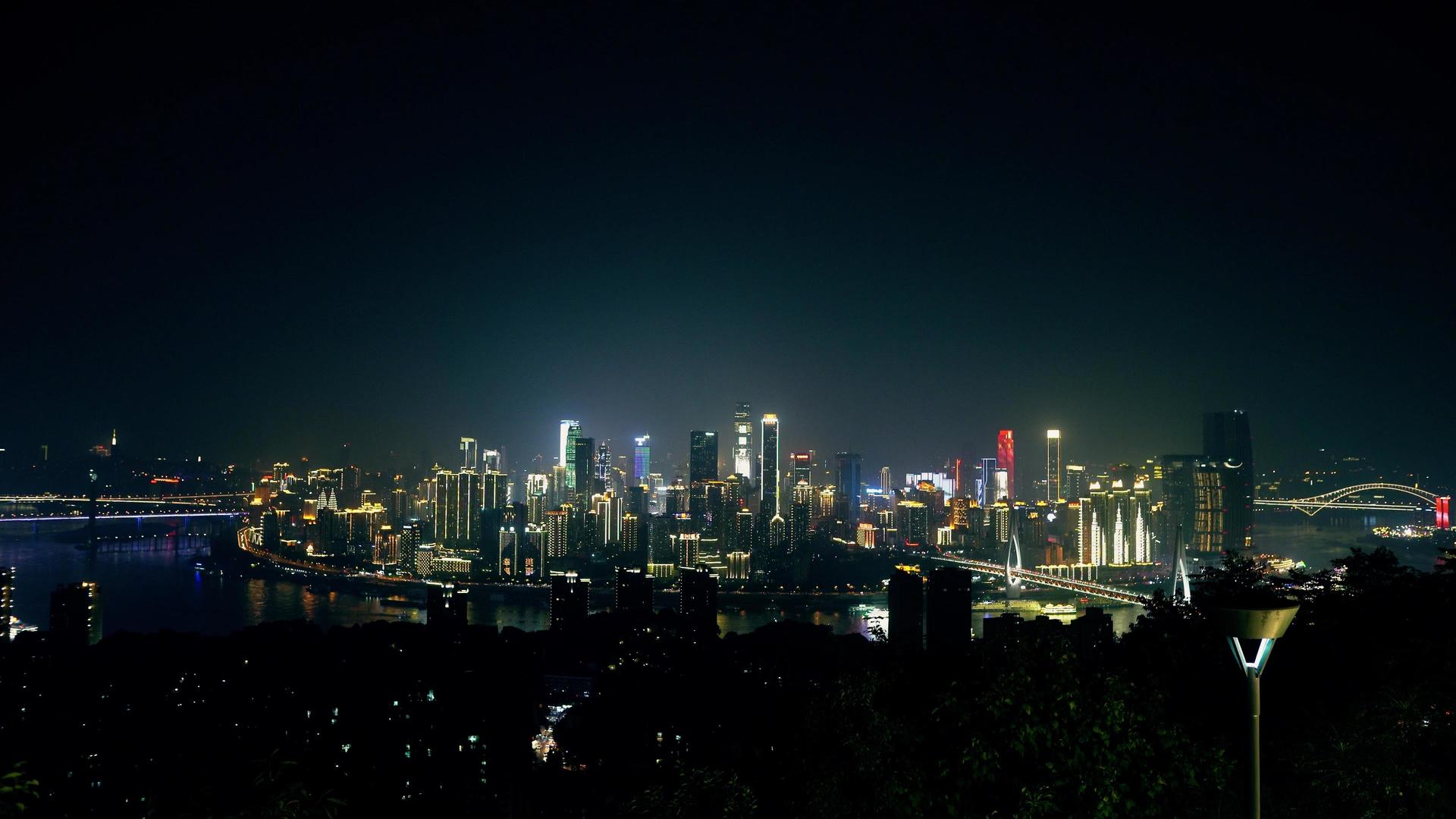 航拍俯瞰重庆江景全景城市群夜色视频的预览图
