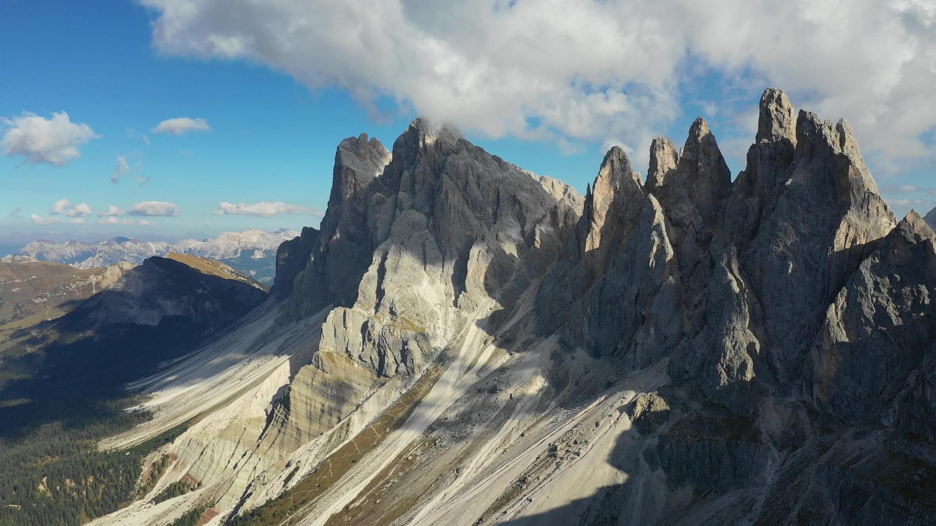 特伦蒂诺上阿迪杰多洛米蒂阿尔卑斯山的壮丽景色视频的预览图