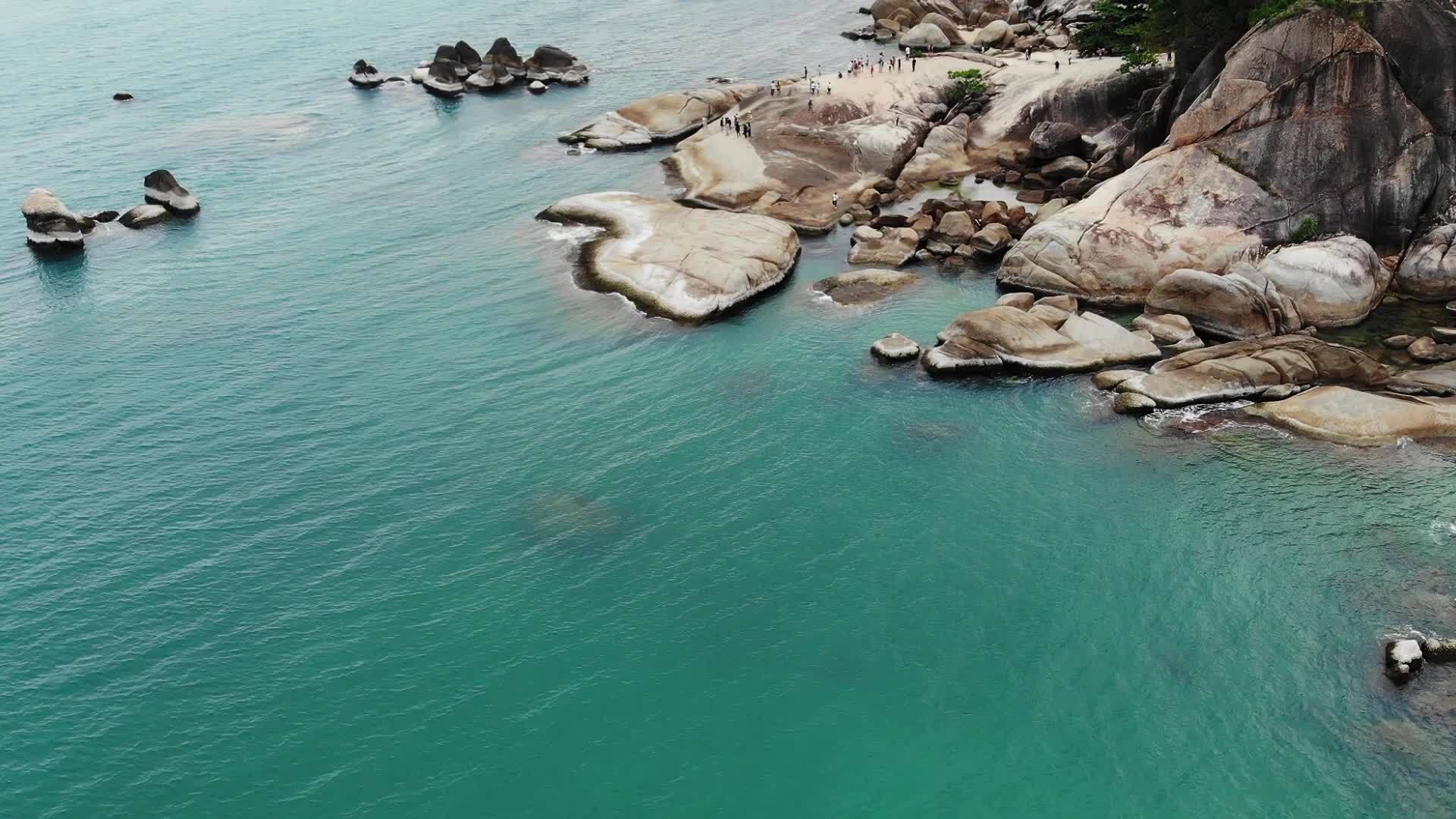 著名的祖父和祖母岩石位于泰国苏梅岛的蓝色海岸Hin视频的预览图