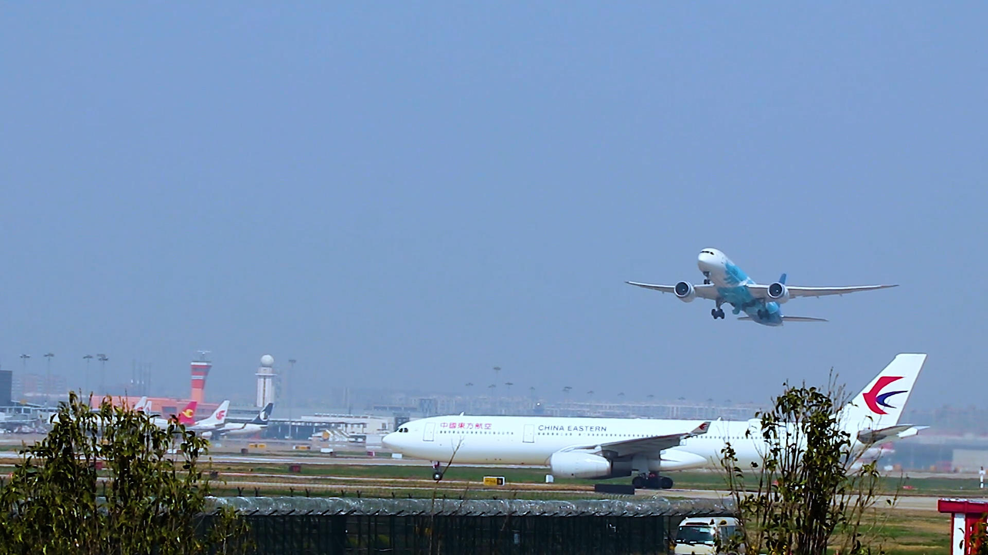 机场飞机起飞视频的预览图