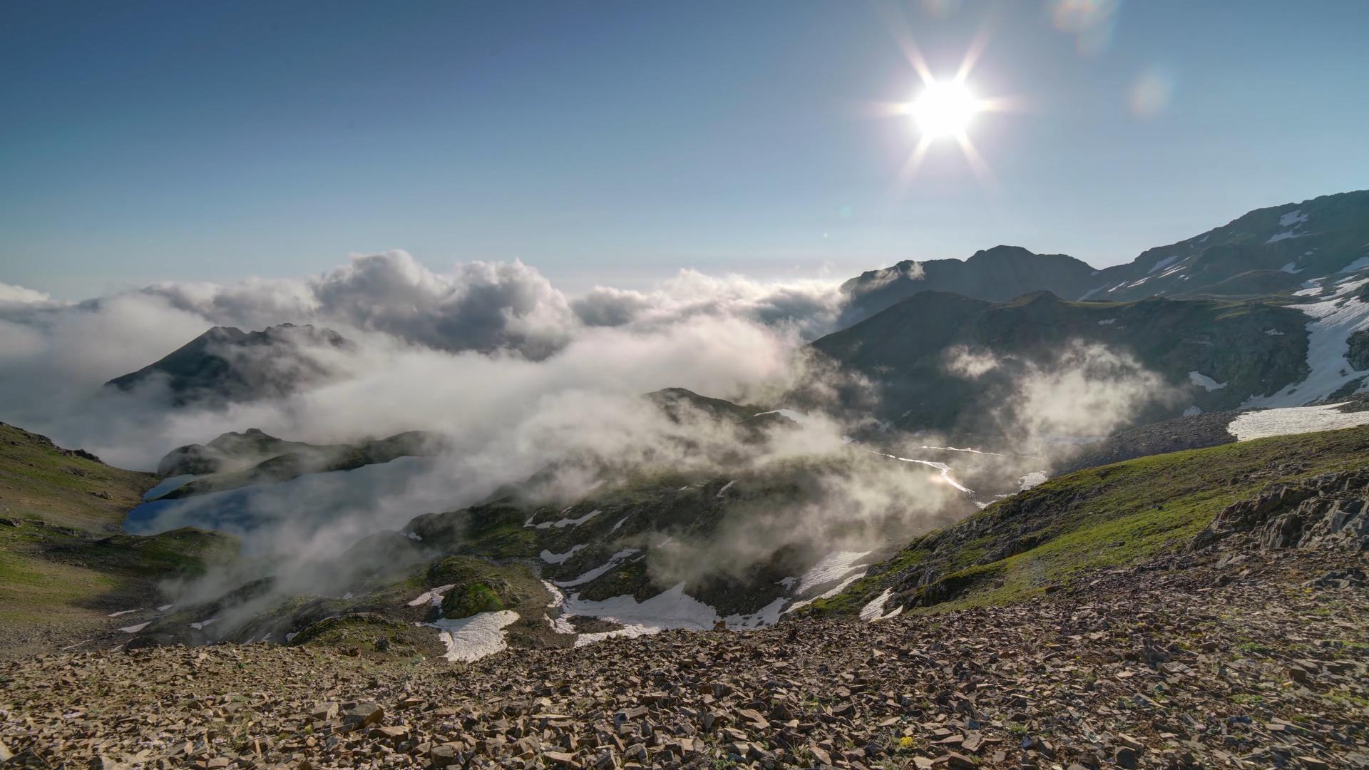 8K大山山脉云雾缭绕延时视频的预览图