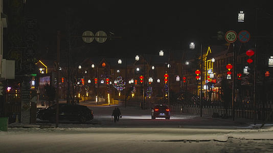空境冬天雪景湖北神农架坪阡古镇积雪的道路和行驶的汽车4k素材视频的预览图