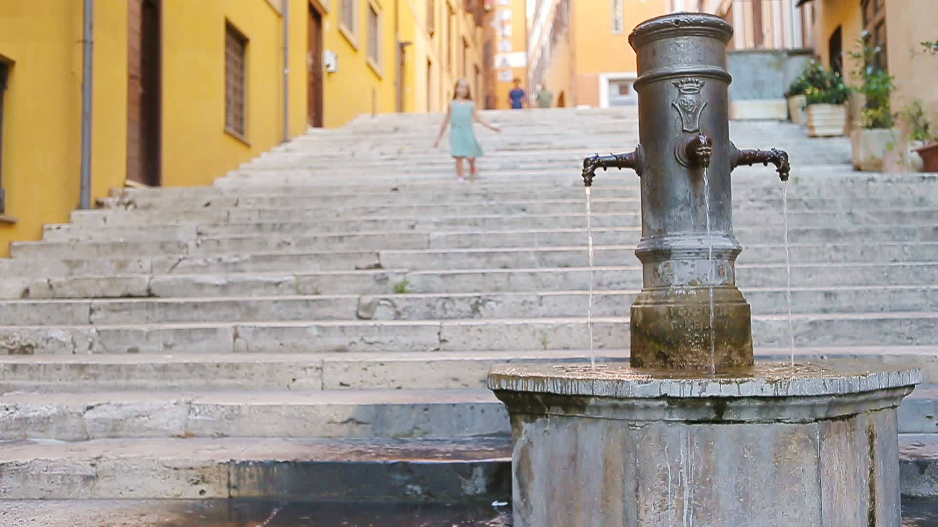 可爱的小女孩从水龙头喝水在意大利罗美炎热的夏天喝水视频的预览图