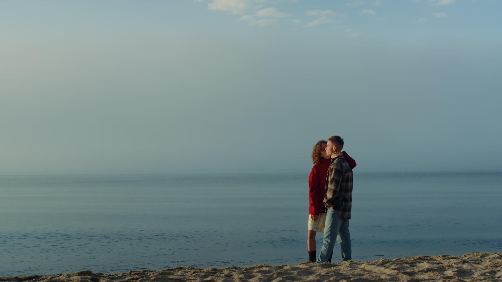 深情的夫妇站在海边视频的预览图