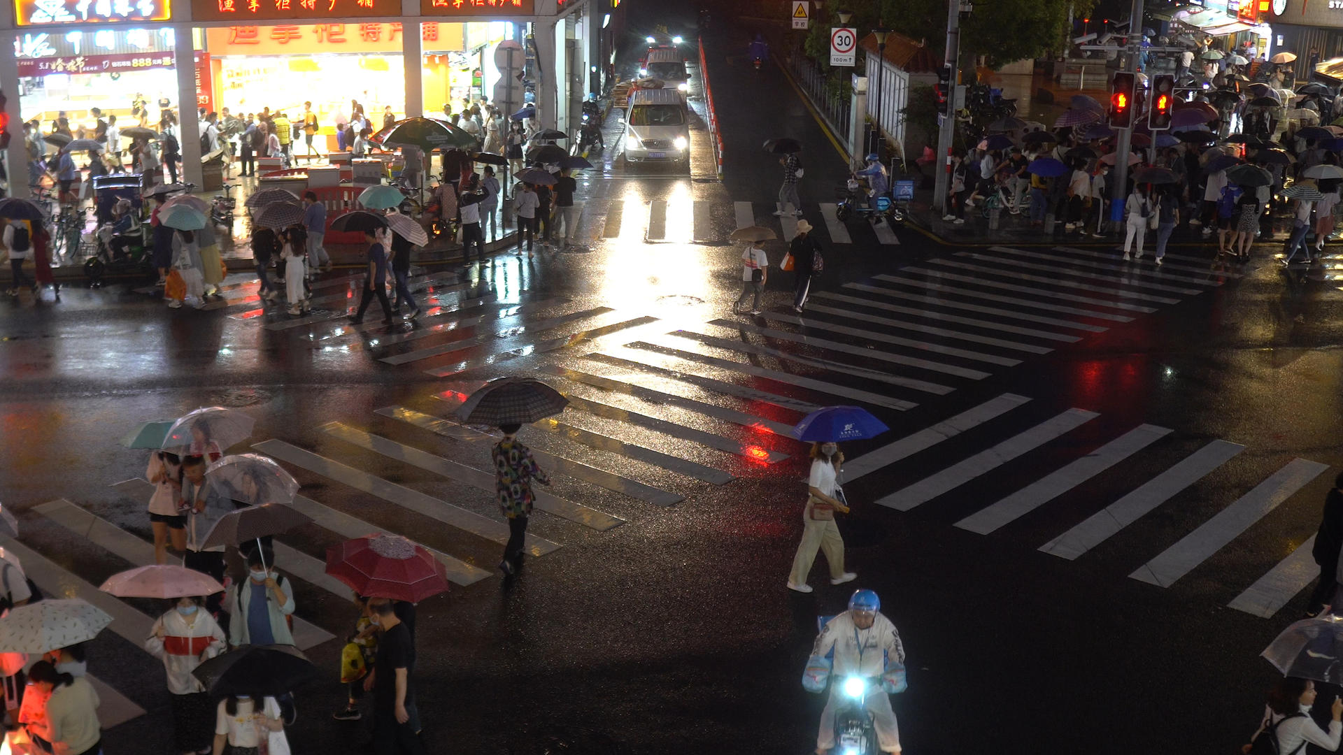 4K实拍雨夜斑马线上的行人合集视频的预览图