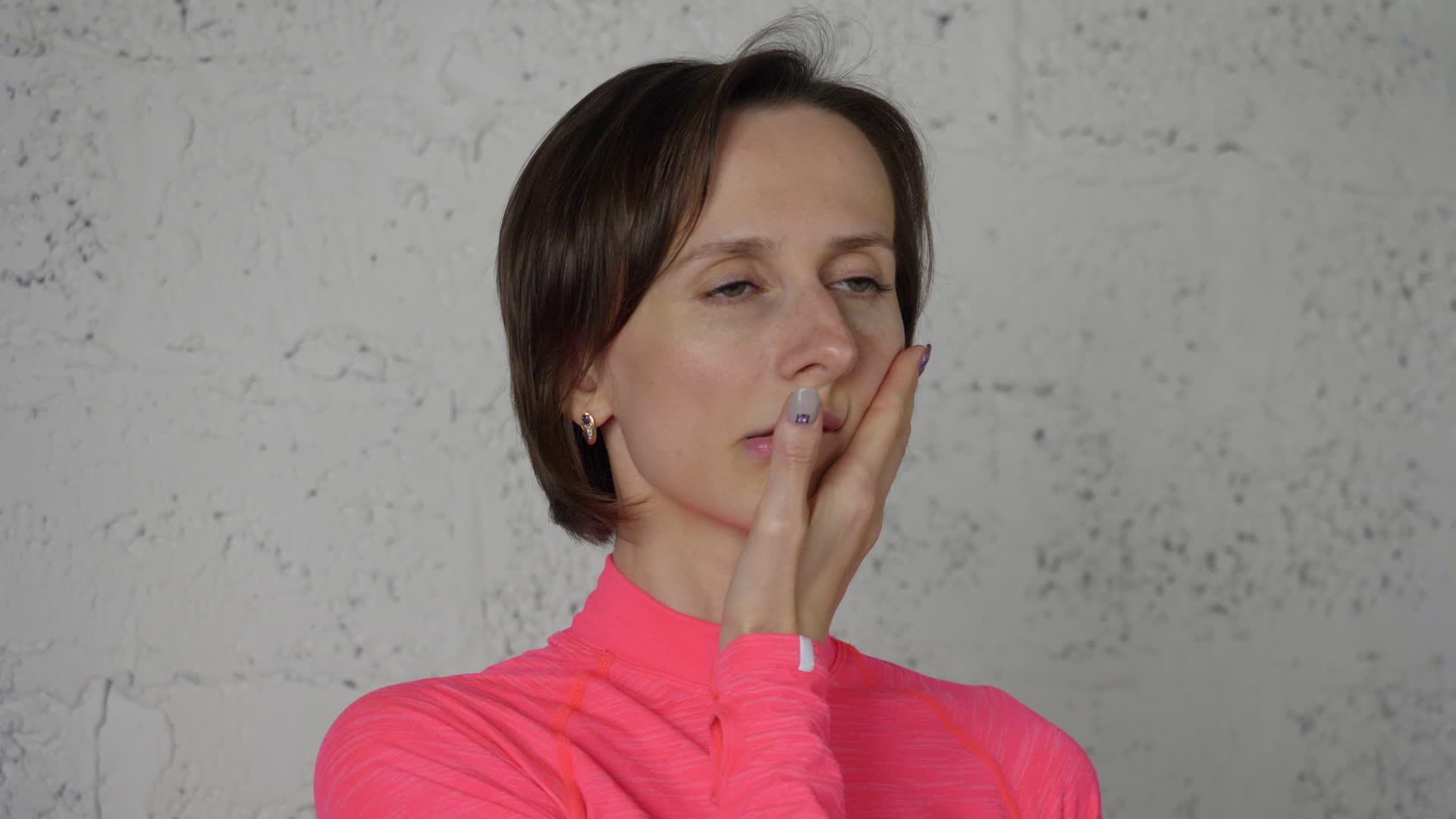 成年女性在面部按摩时用手保持脸颊；做面部体操锻炼视频的预览图