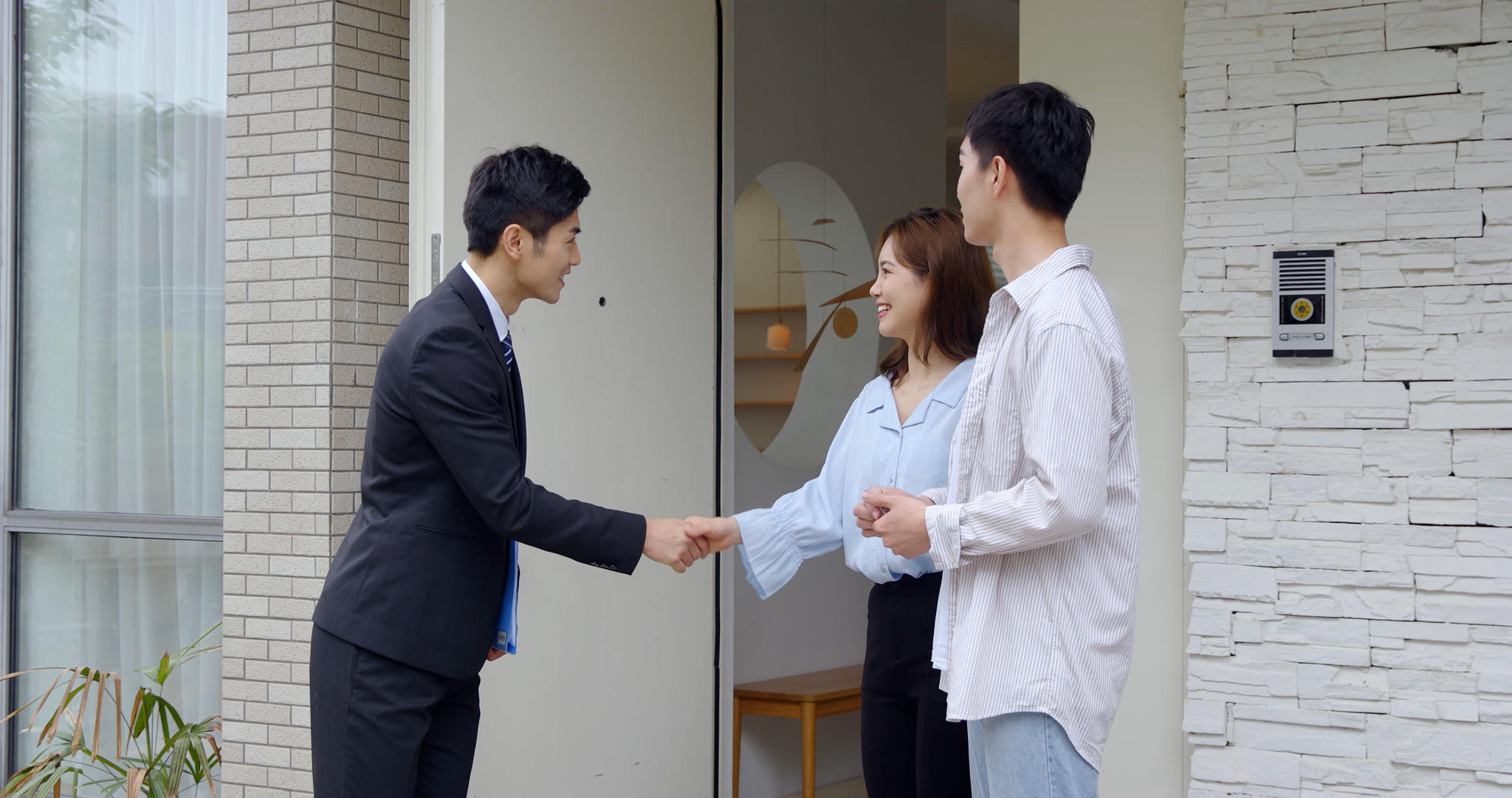 房产销售交付钥匙后与客户握手的预览图