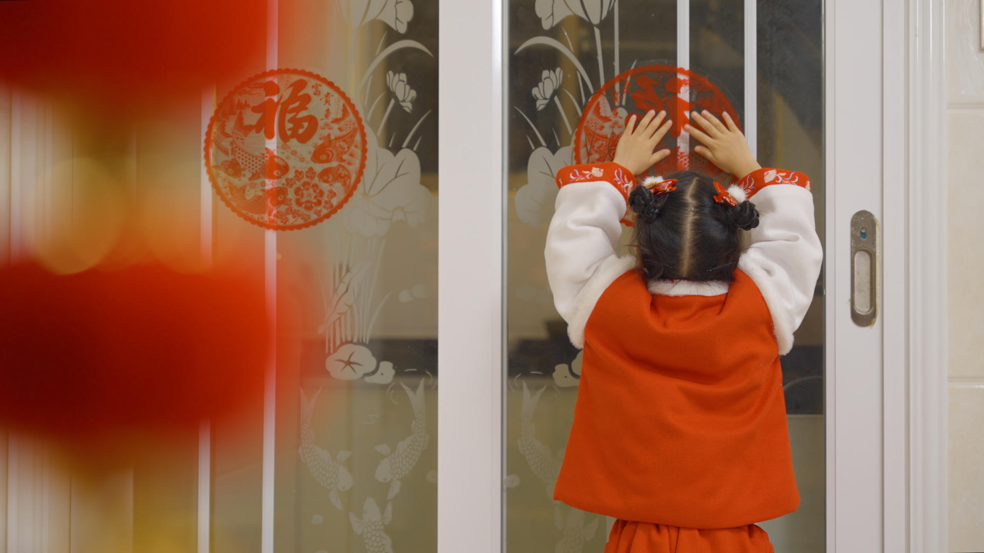 4K小姑娘春节贴窗花背影背影视频的预览图