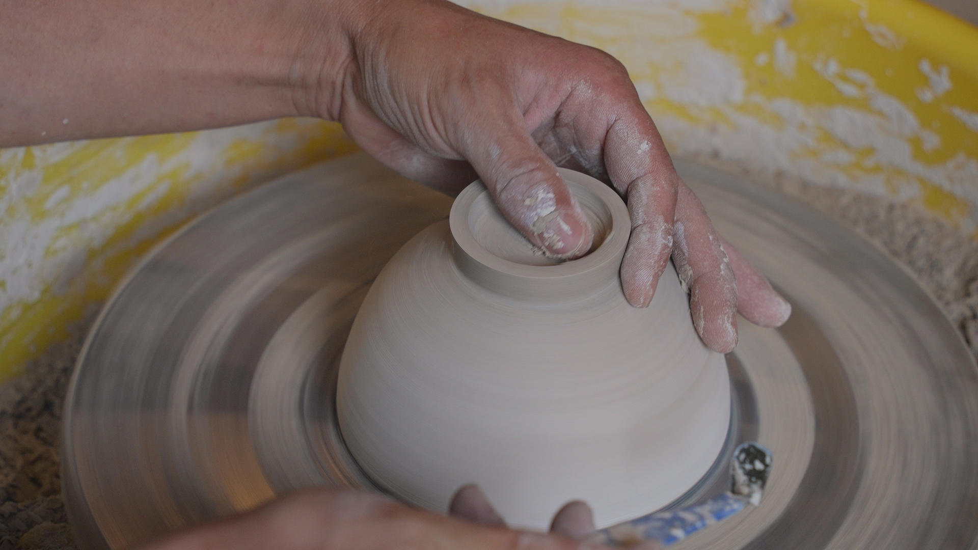 江西景德镇古窑民俗博览区手工艺人现场制作陶瓷器具4k素材视频的预览图