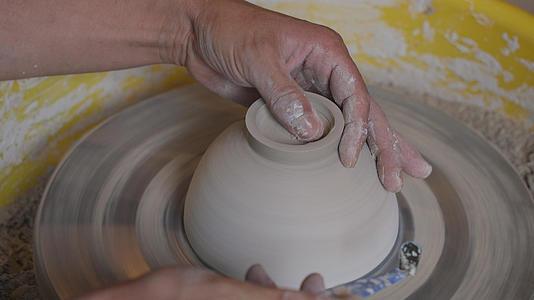 江西景德镇古窑民俗博览区手工艺人现场制作陶瓷器具4k素材视频的预览图