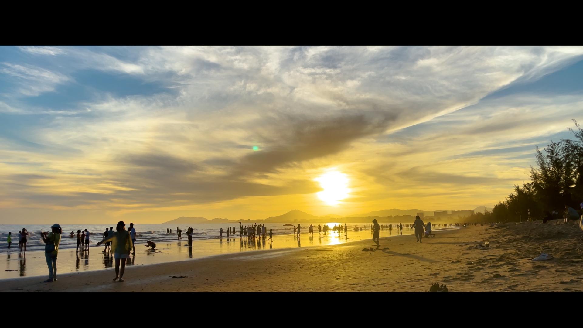 海南海边三亚椰梦长廊沙滩夕阳视频的预览图