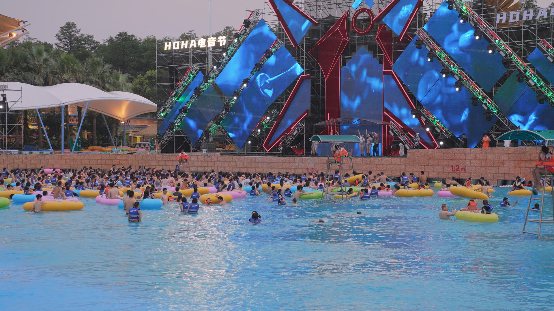 城市夏天娱乐现场游泳池冲浪戏水观看音乐节表演4k素材视频的预览图