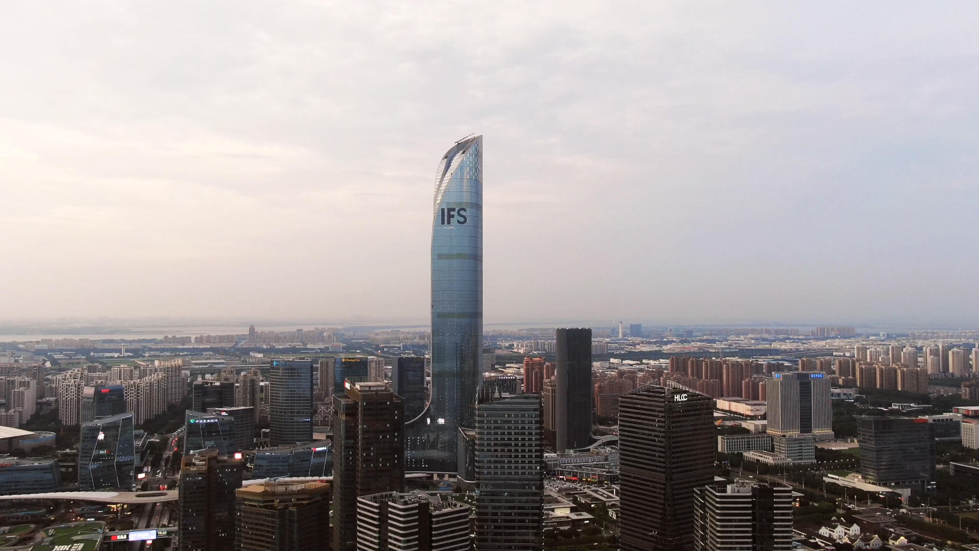 4K航拍苏州金融中心视频的预览图