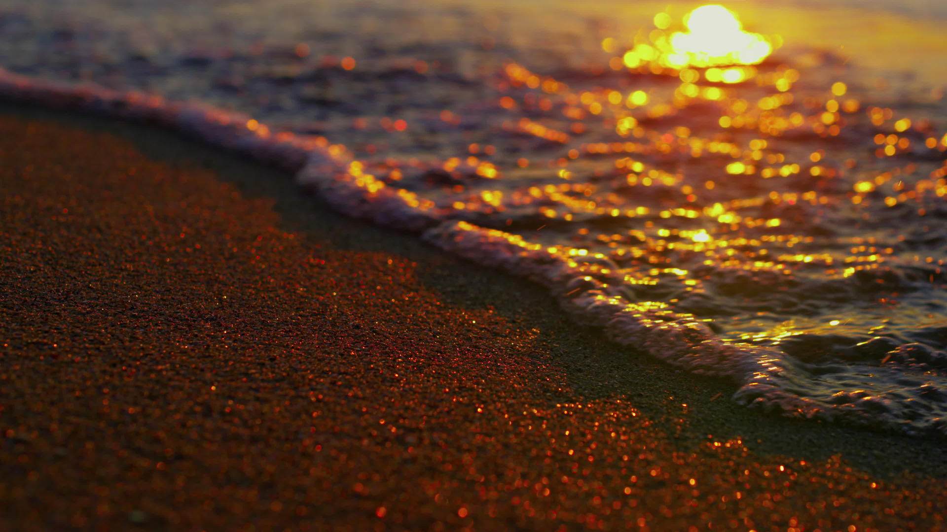 特写视图鼓舞人心的海景和美丽的海浪反射日落视频的预览图