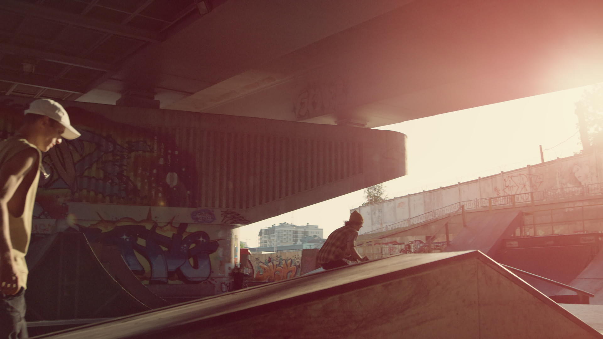 活跃的人们一起骑在城市滑板公园里视频的预览图