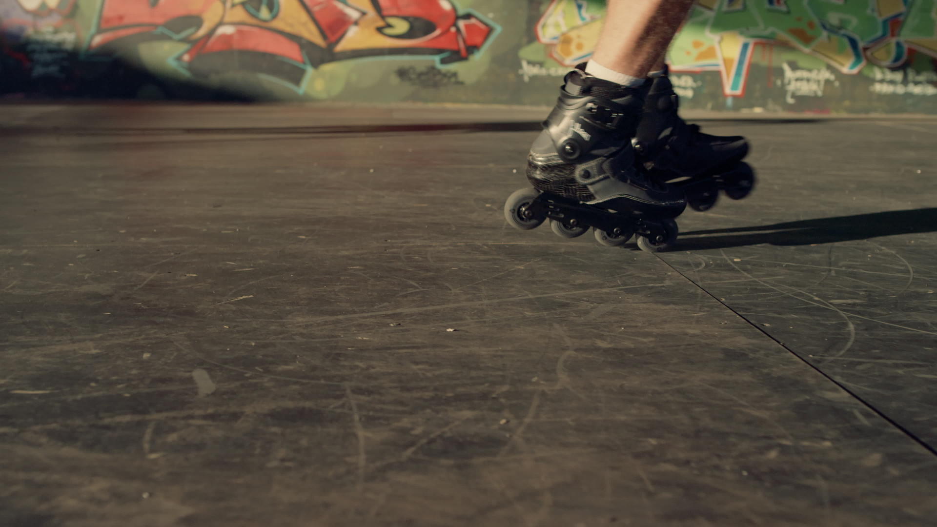 现代城市滑板公园中运动型男子的滑冰鞋表演技巧视频的预览图