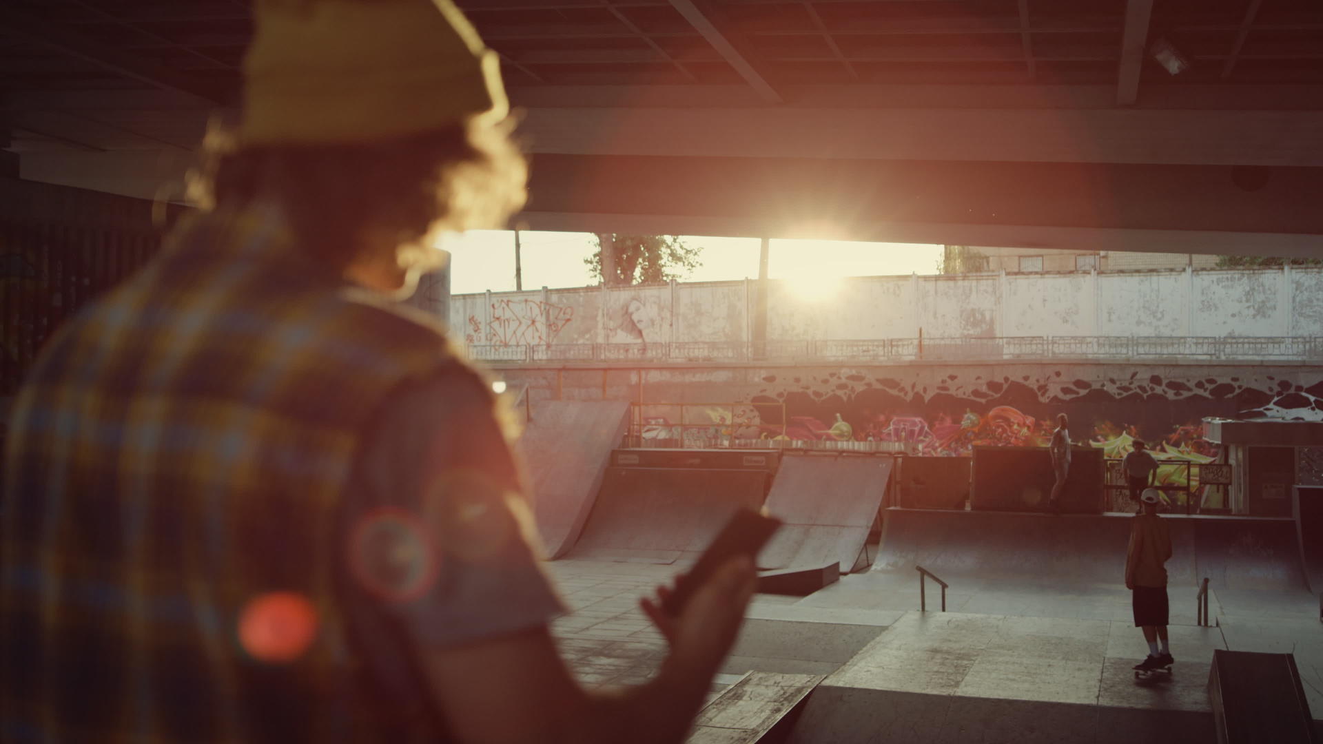 青少年在滑板公园手机摄像机视频的预览图