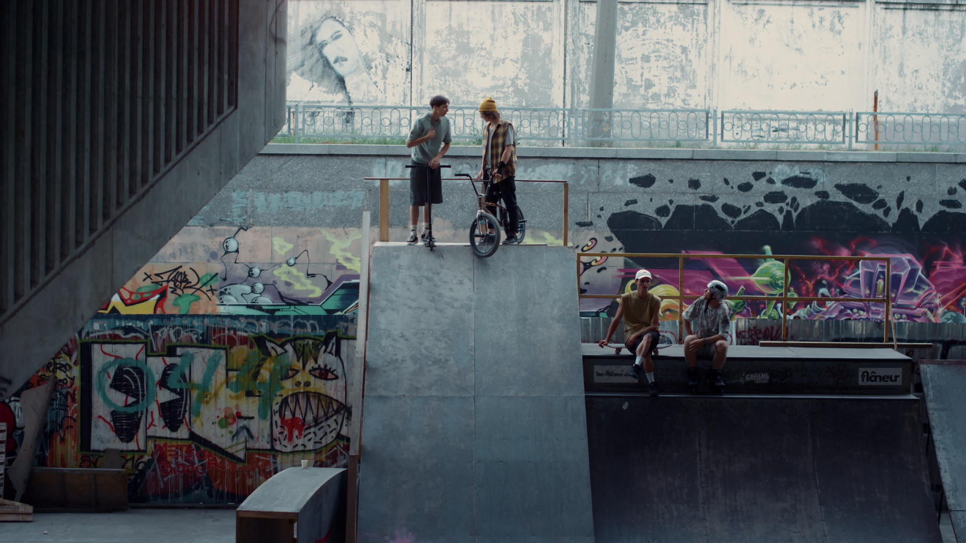 年轻人在滑板公园与涂鸦墙交流视频的预览图