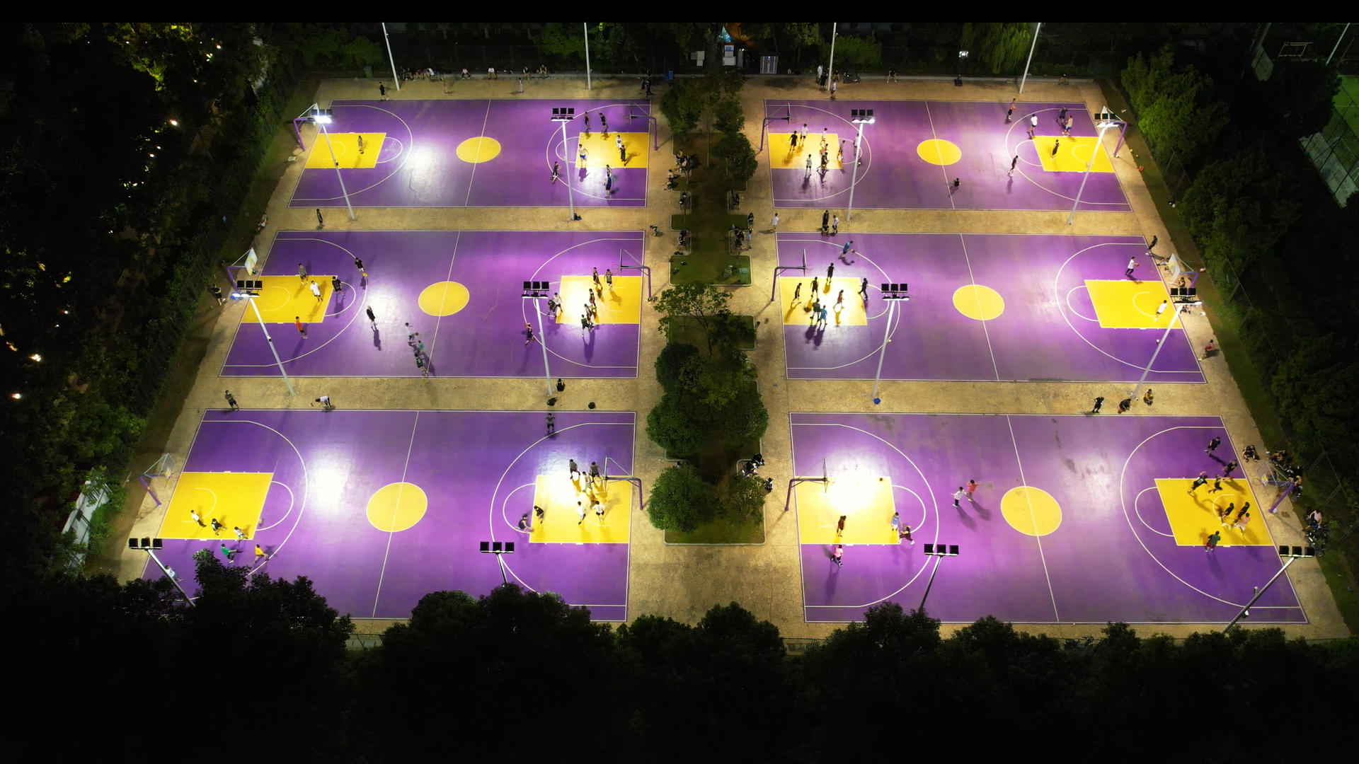 航拍城市夜景灯光篮球场运动比赛健身人群街景4k素材视频的预览图