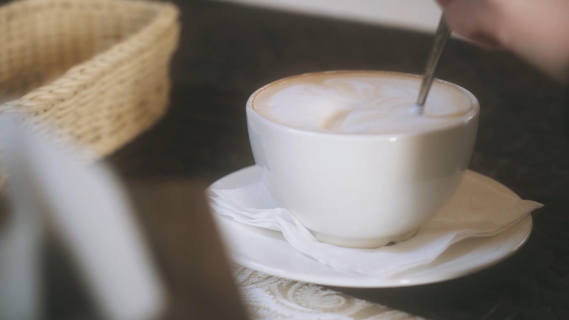 休闲娱乐西餐厅下午茶喝咖啡的人视频的预览图