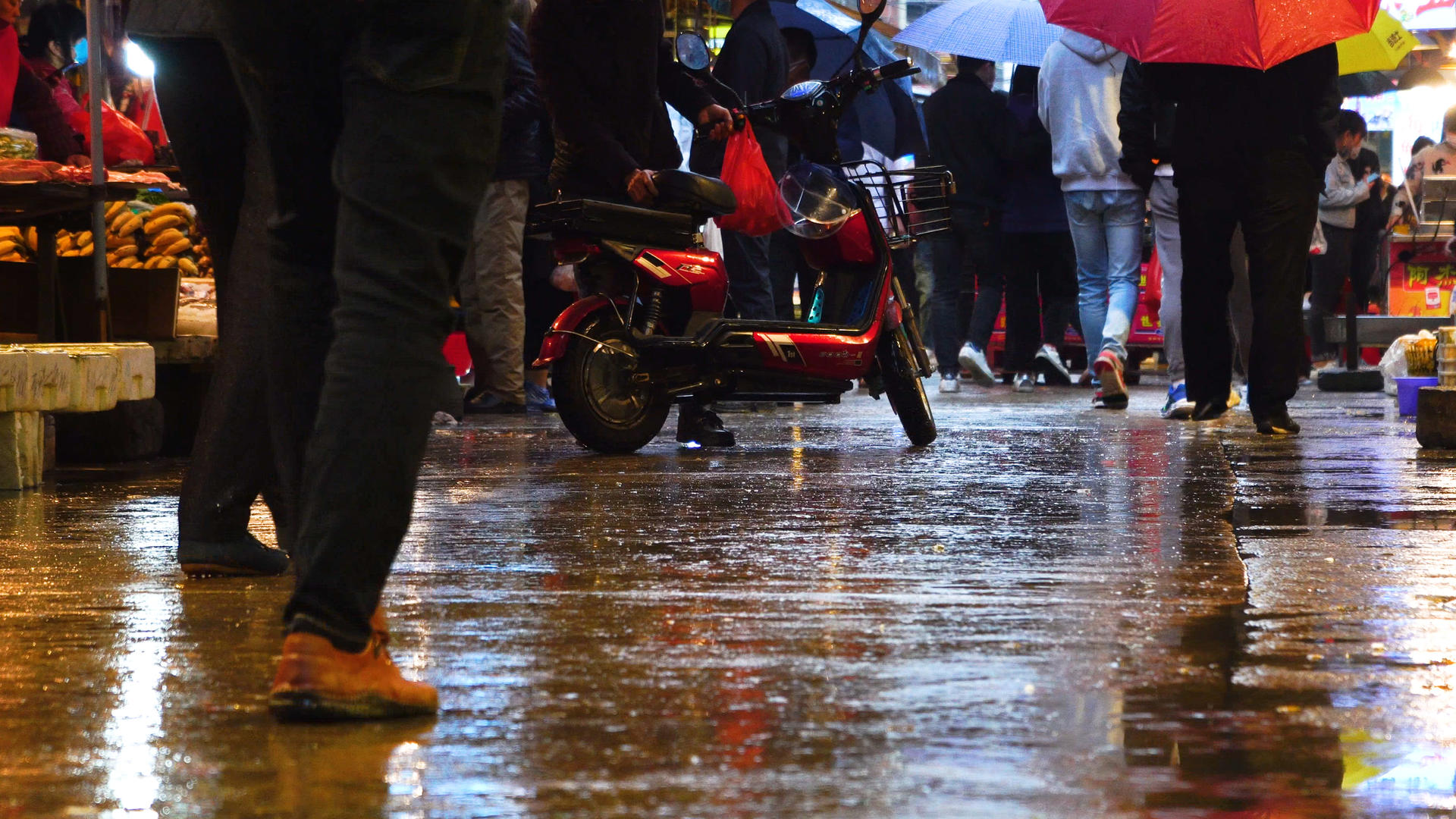 下雨天市场上行人的步伐视频的预览图