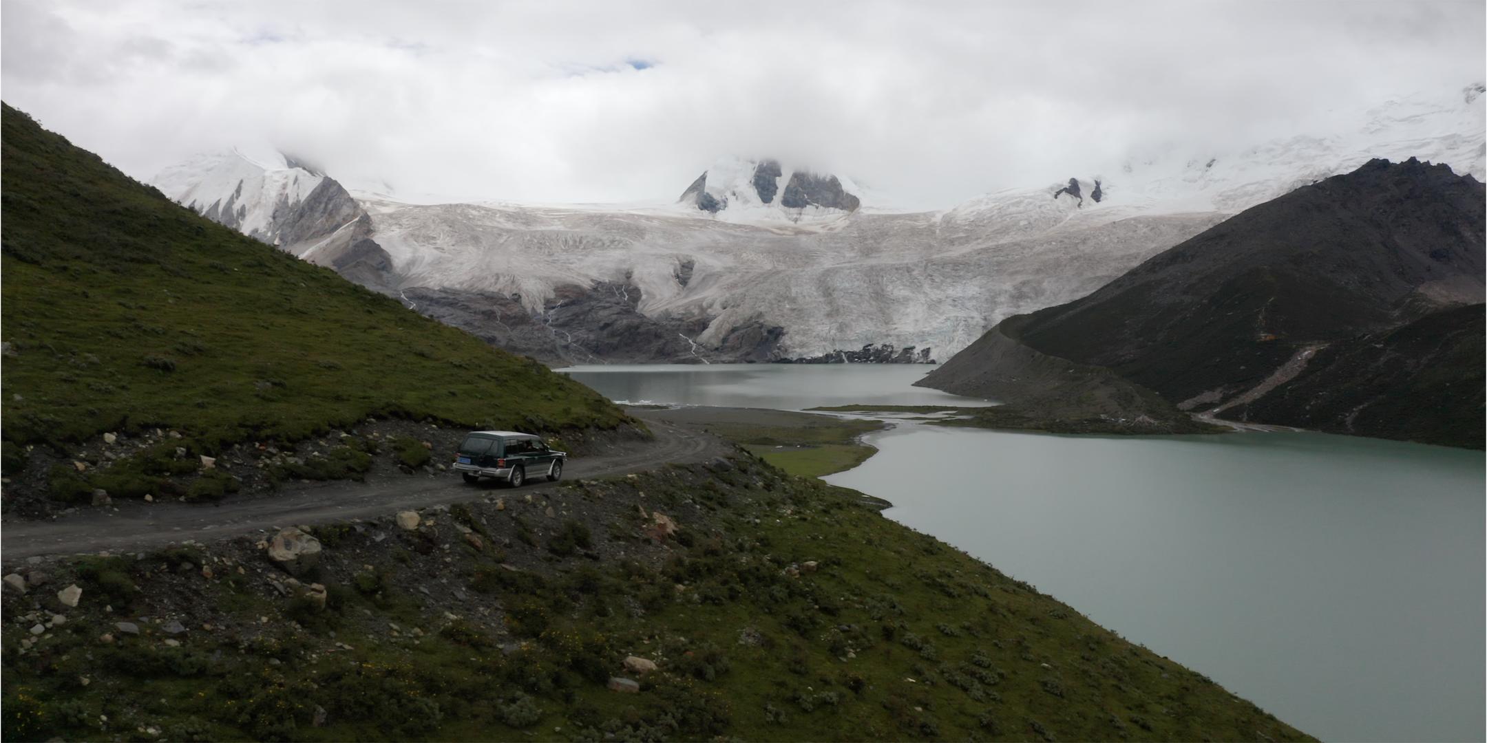 8K航拍西藏雪山萨普神山悬崖路航拍视频的预览图