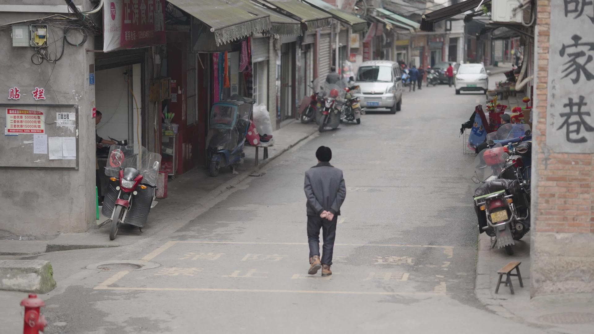 4k人文街景老人背影孤独悲伤意境视频的预览图