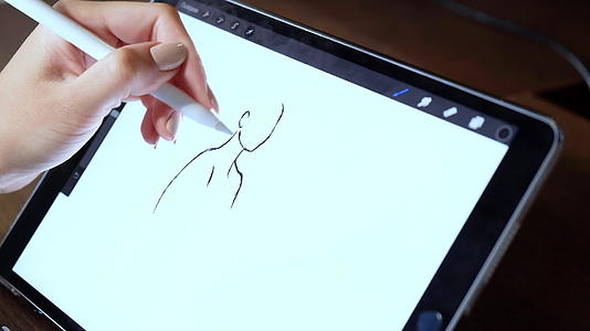 年轻女性专业设计师使用图形平板图视频的预览图