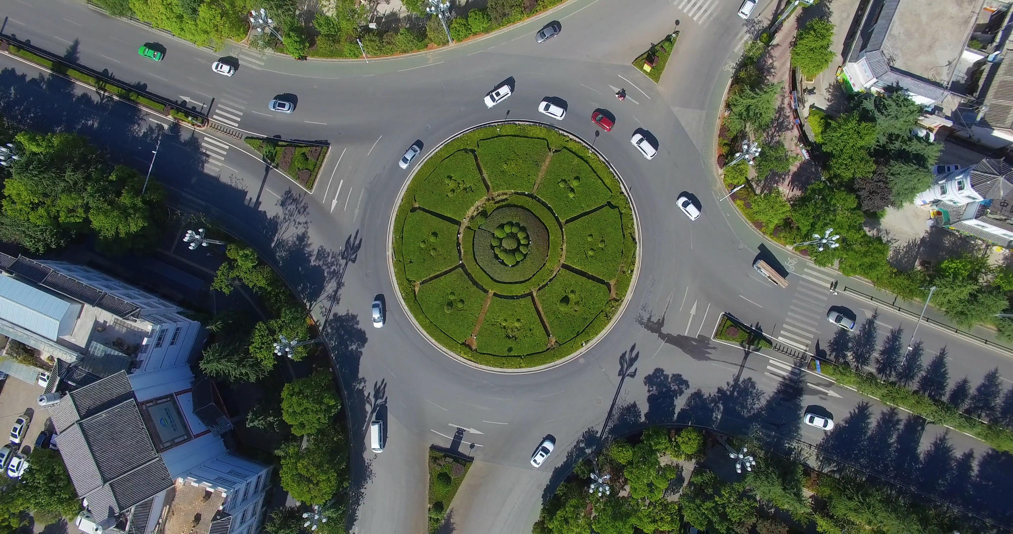 4k丽江城市马路十字路口道路航拍视频的预览图