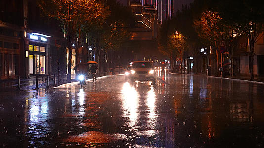 下雨天城市夜晚道路交通街景灯光汽车4k素材视频的预览图
