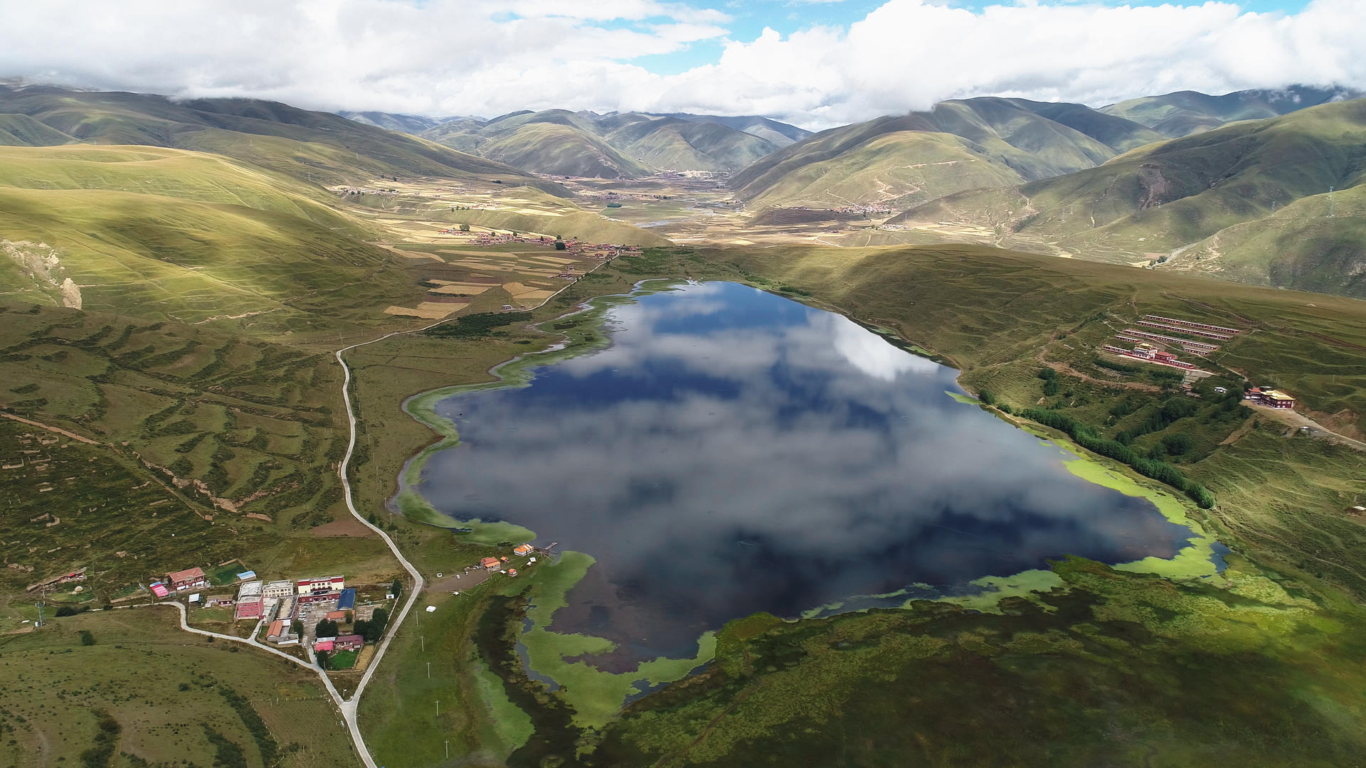 4k航拍317川藏线卡萨湖视频的预览图