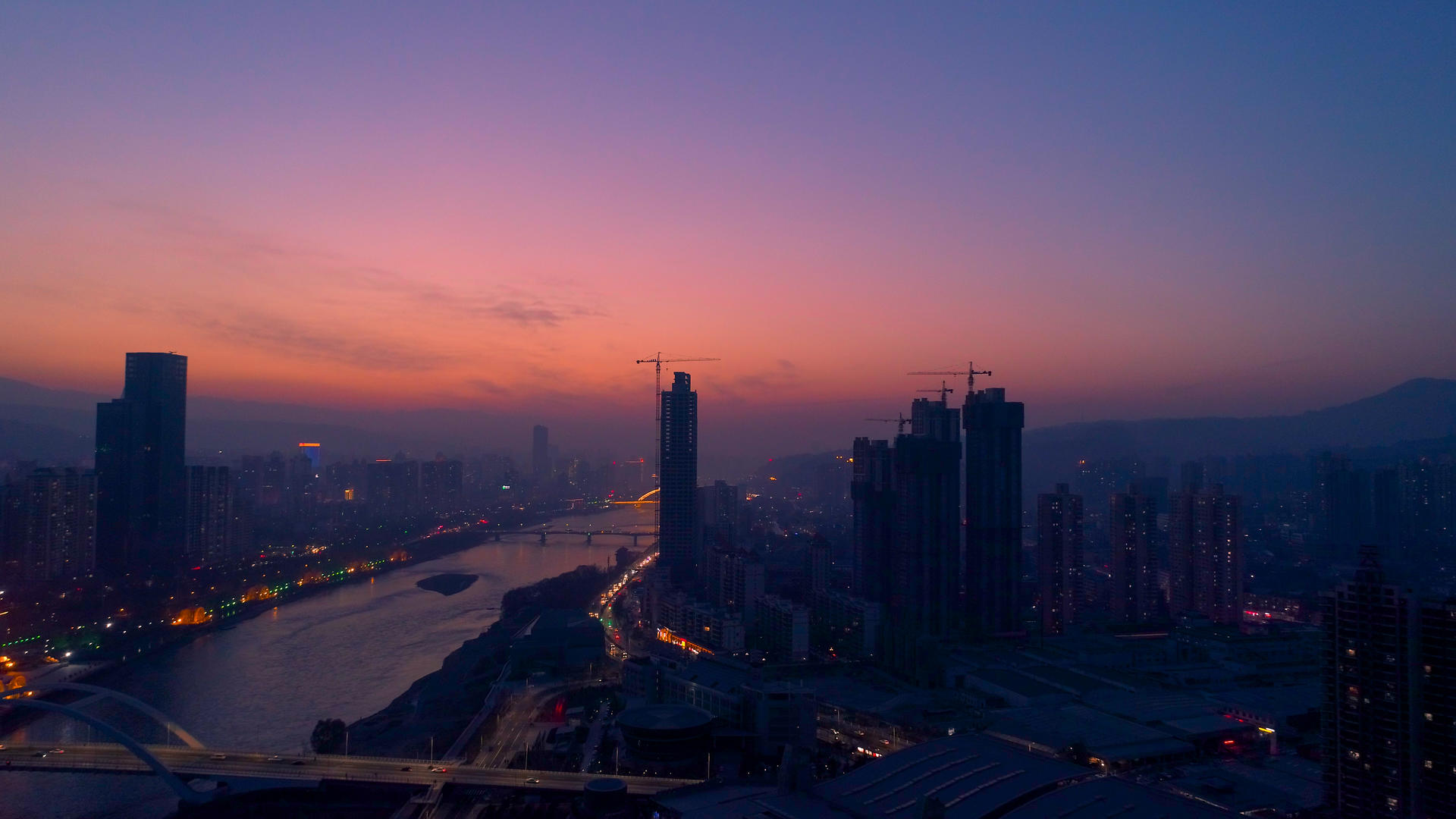 4k高清航拍甘肃兰州日落城市江景视频的预览图
