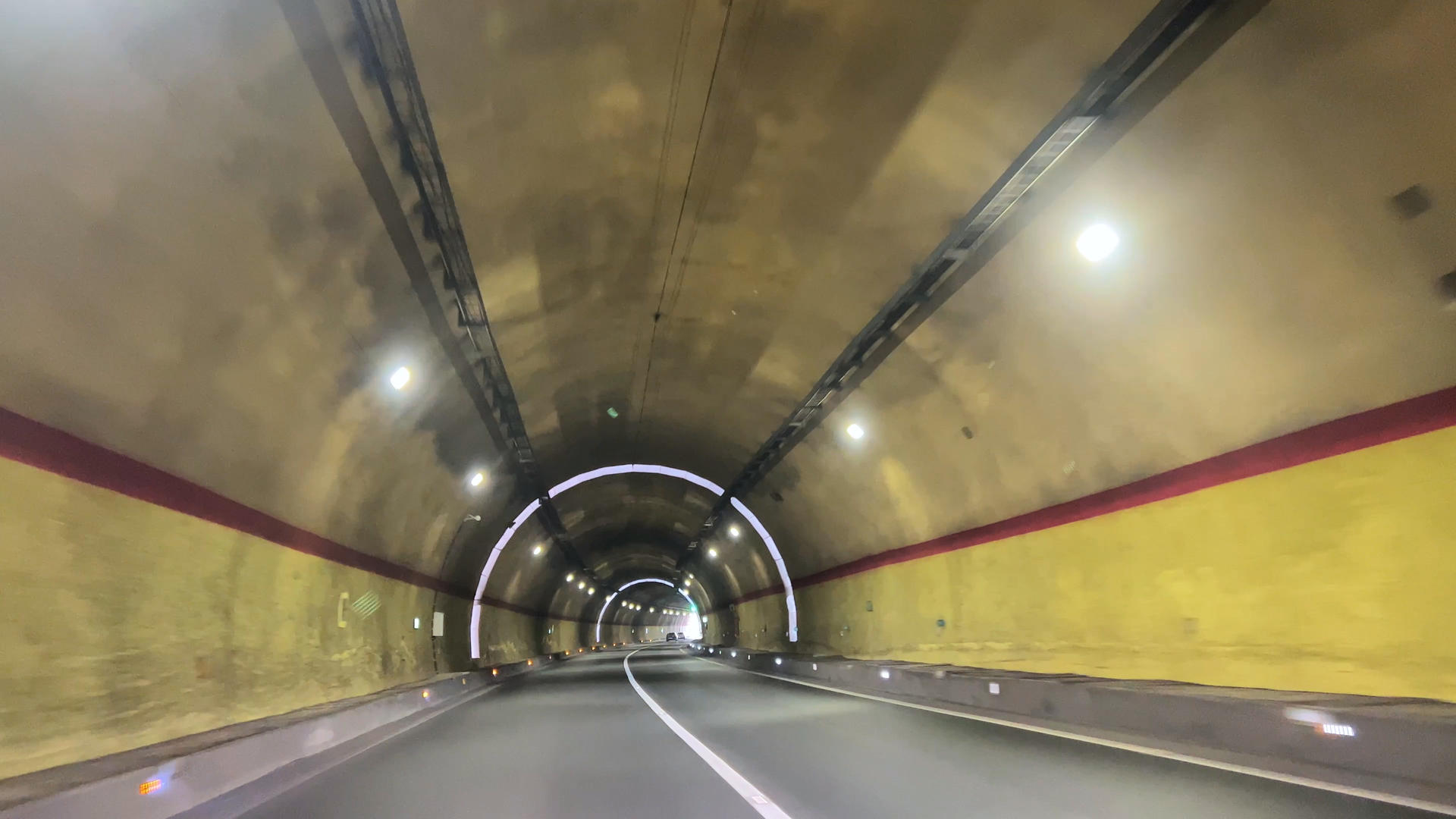 第一视角高速公园隧道交通行驶中的汽车4k素材视频的预览图