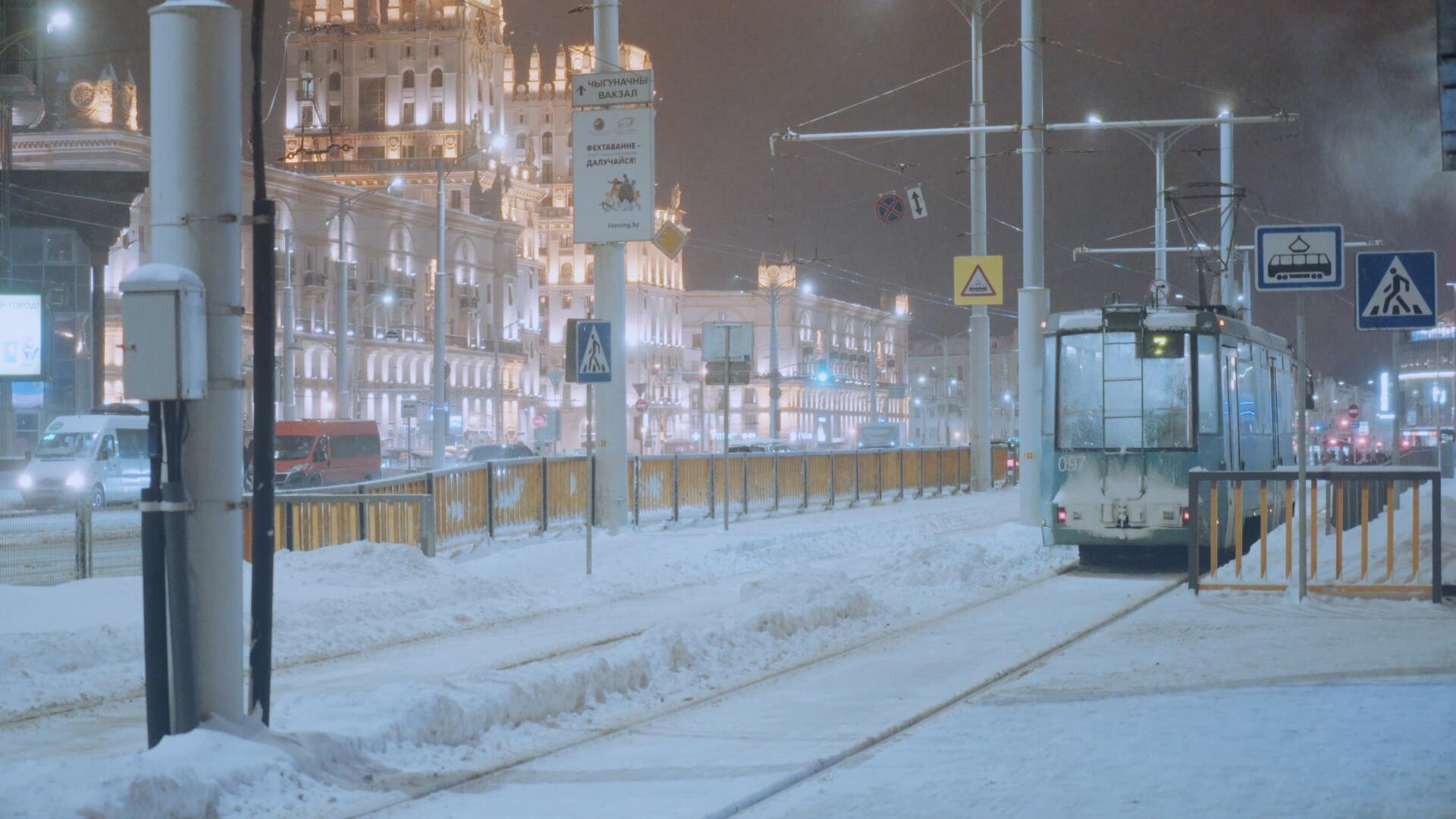 冬季雪景欧洲城市观光小火车视频的预览图