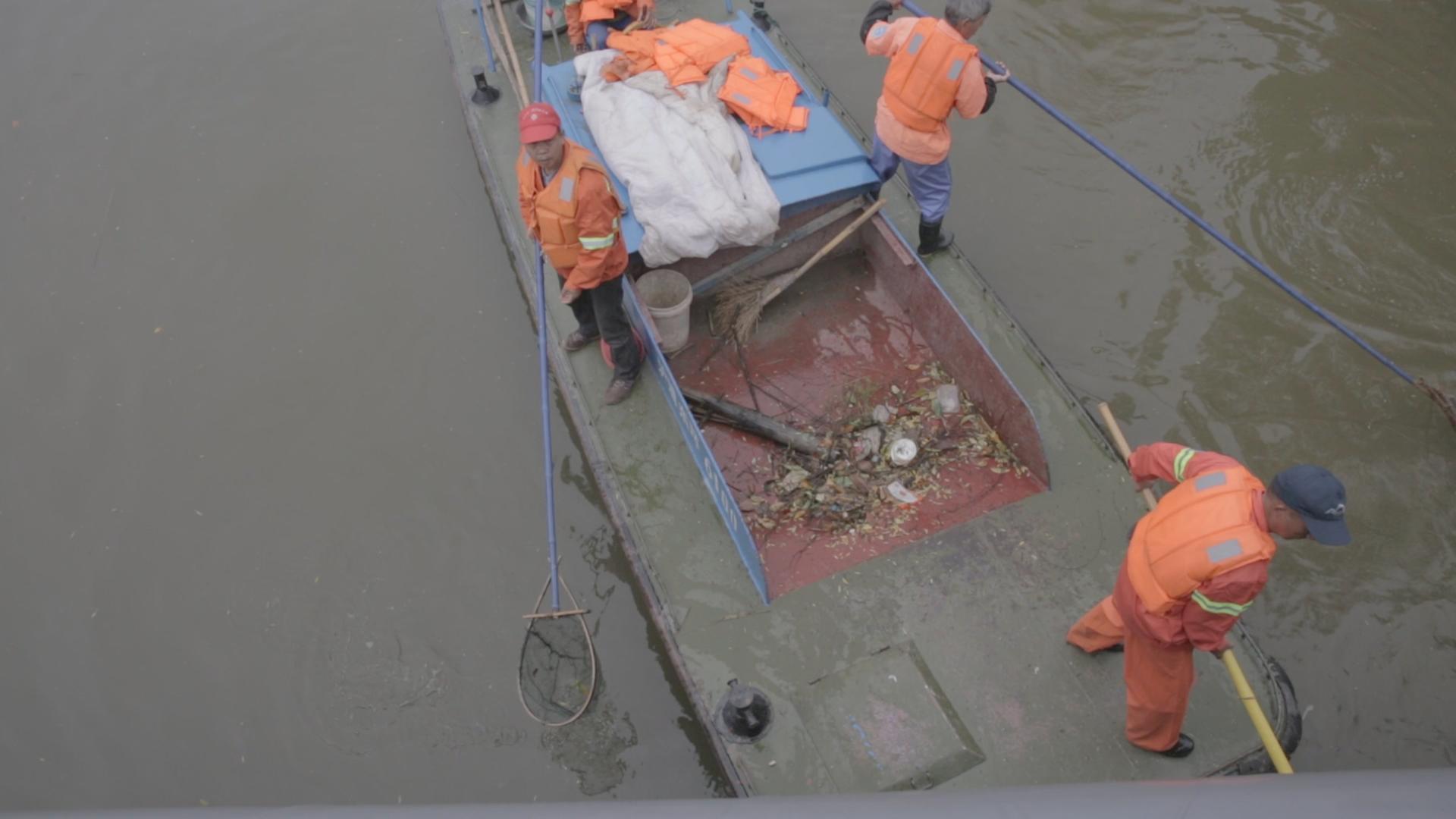 工人打捞河中垃圾视频的预览图