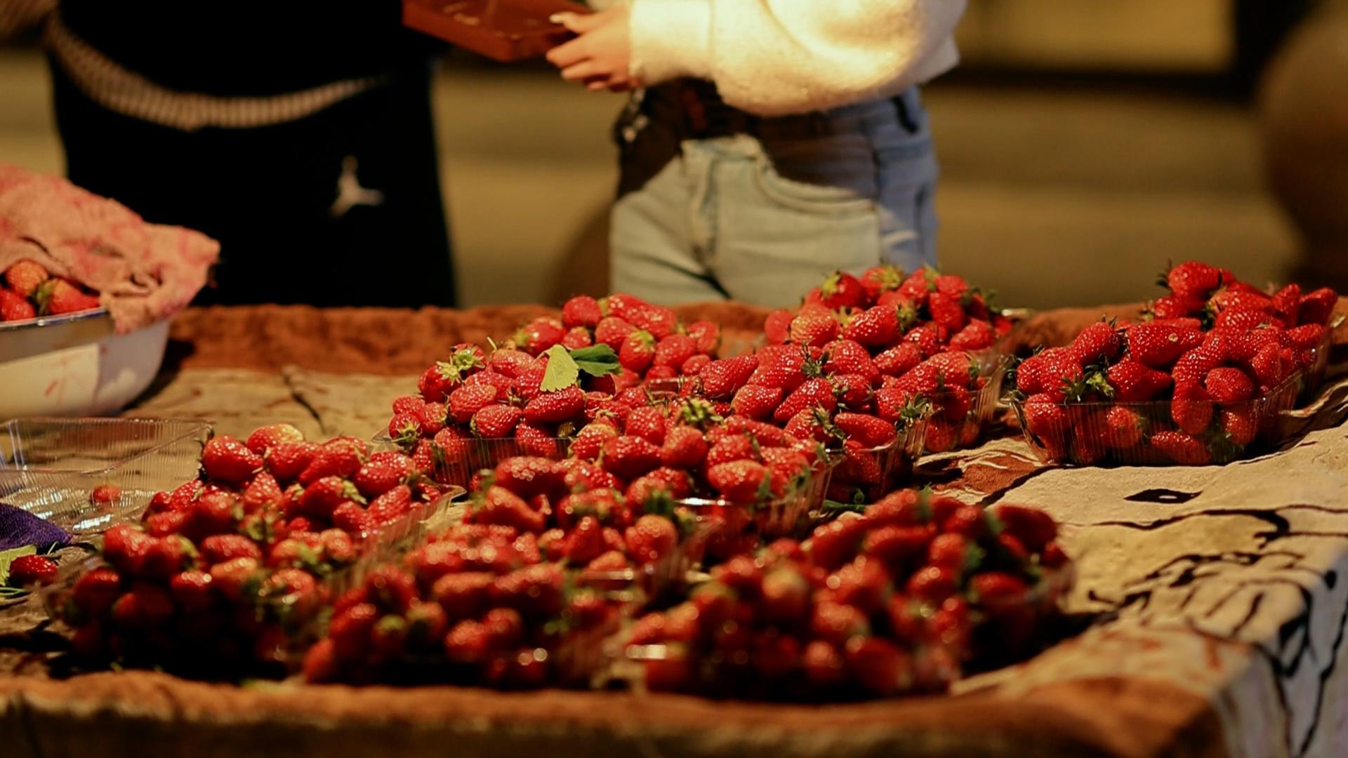 夜晚路边卖草莓的小摊视频的预览图