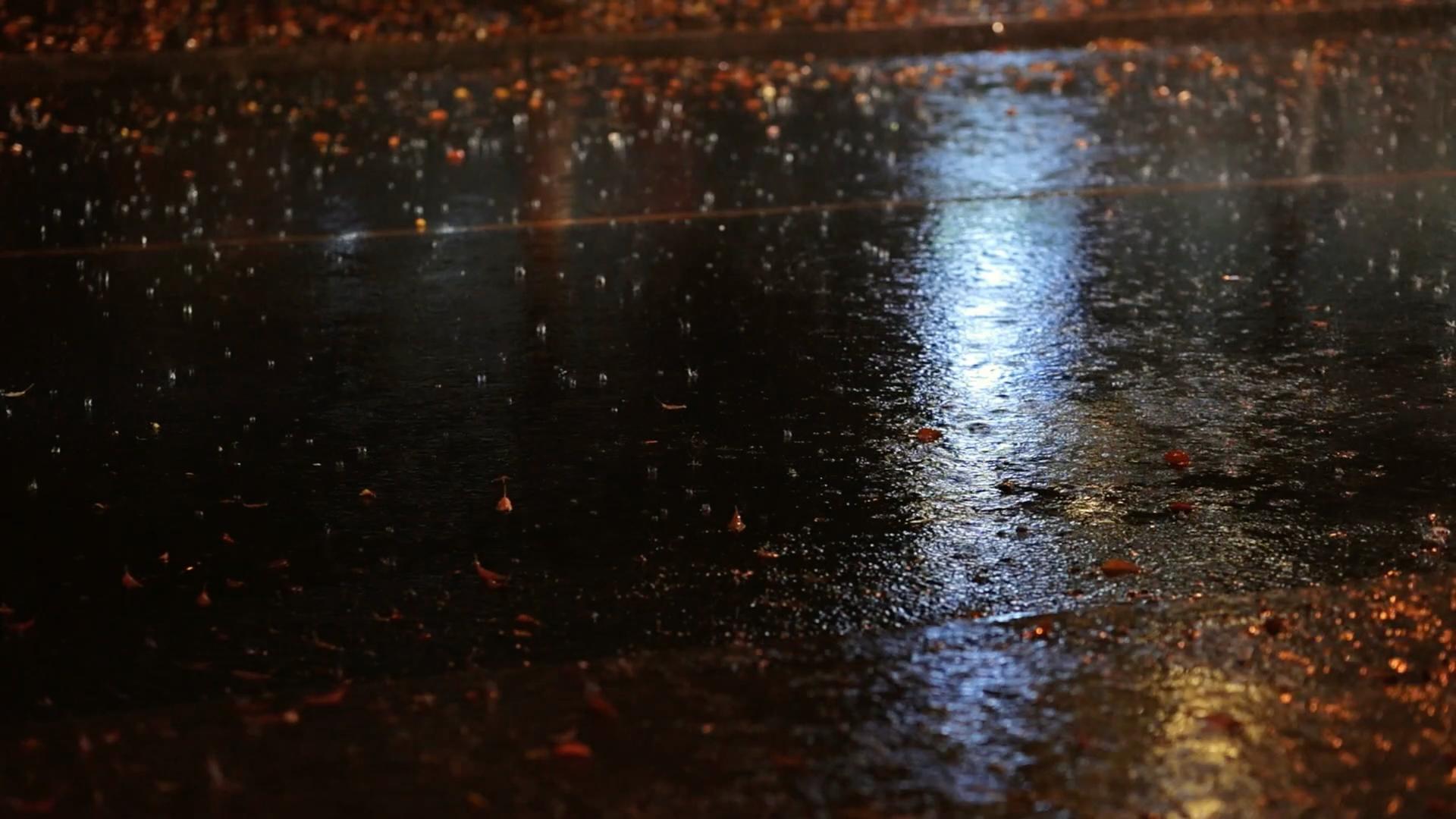升格大特写暴雨的路面视频的预览图