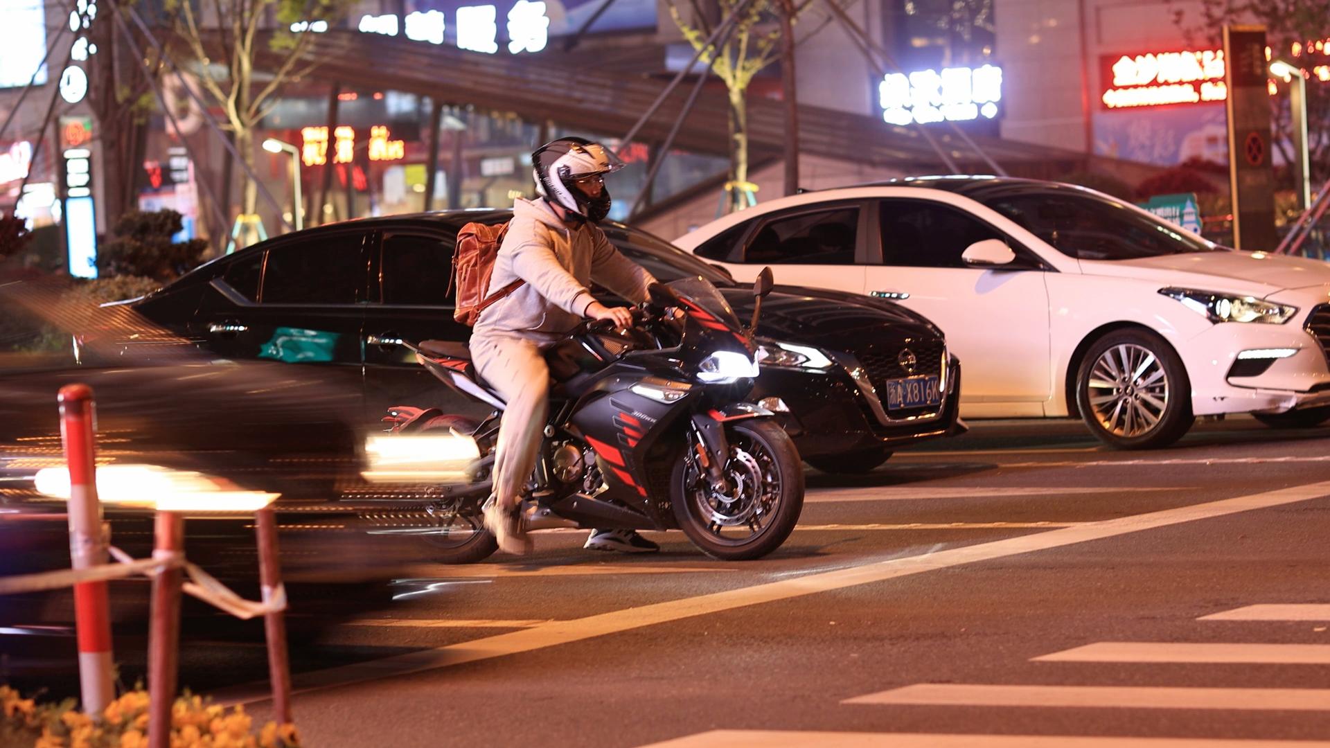 夜景疾驰的摩托视频的预览图