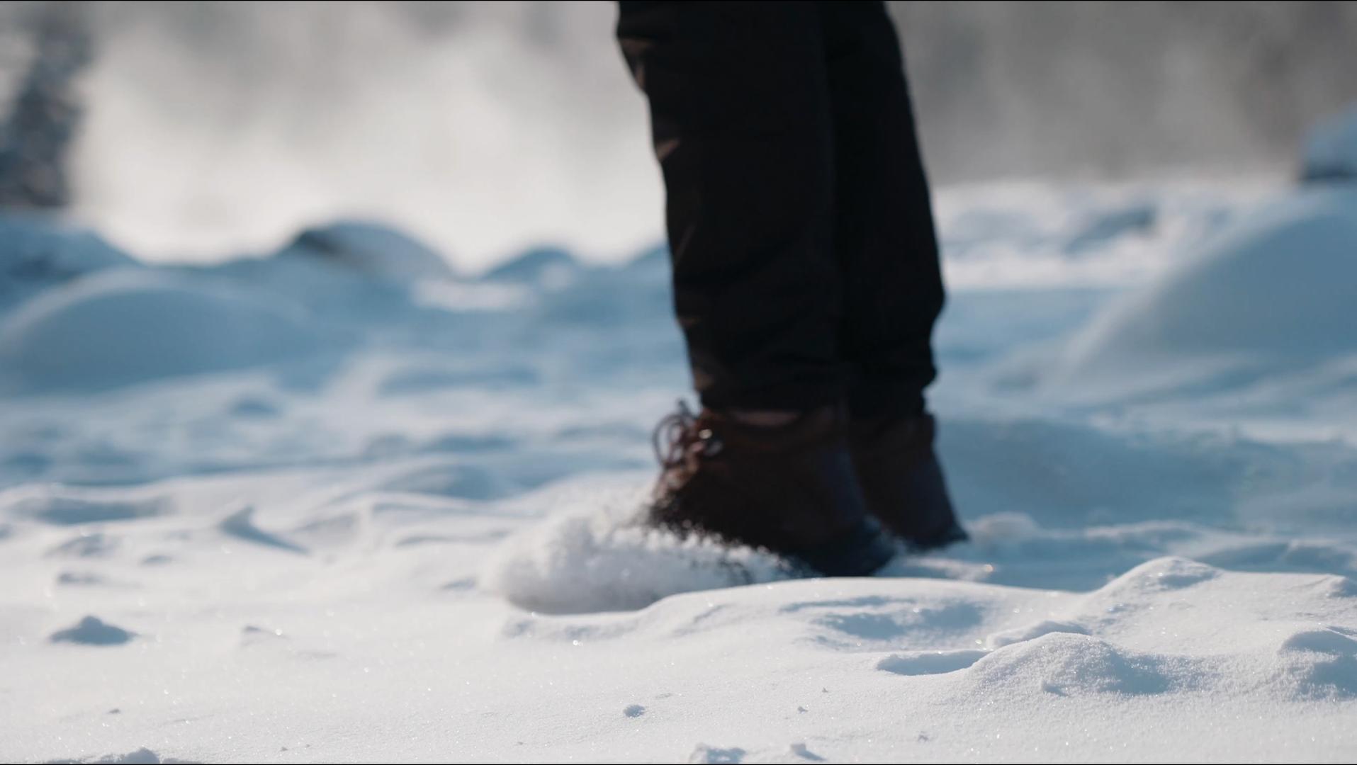 4K新疆在雪地上行走脚近景视频的预览图