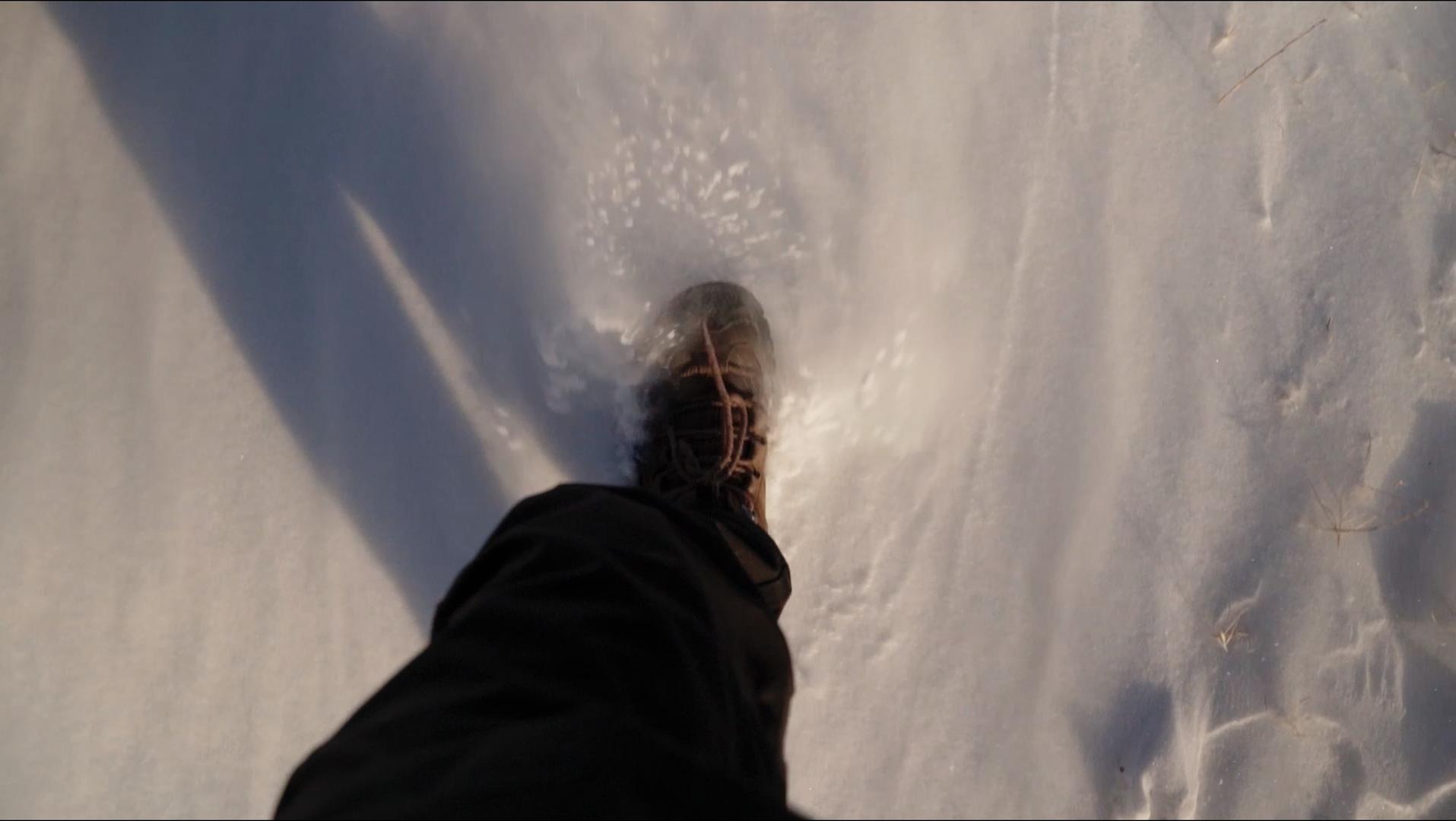 1080P新疆在雪地上行走脚近景视频的预览图