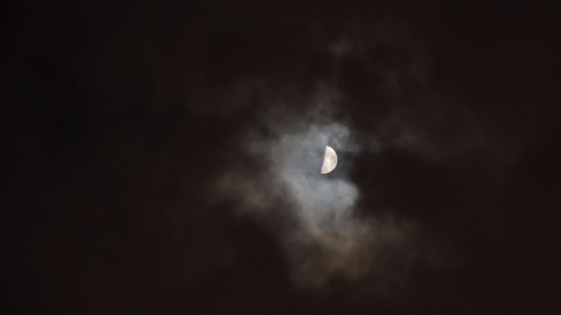 4K乌云与月亮空镜视频的预览图