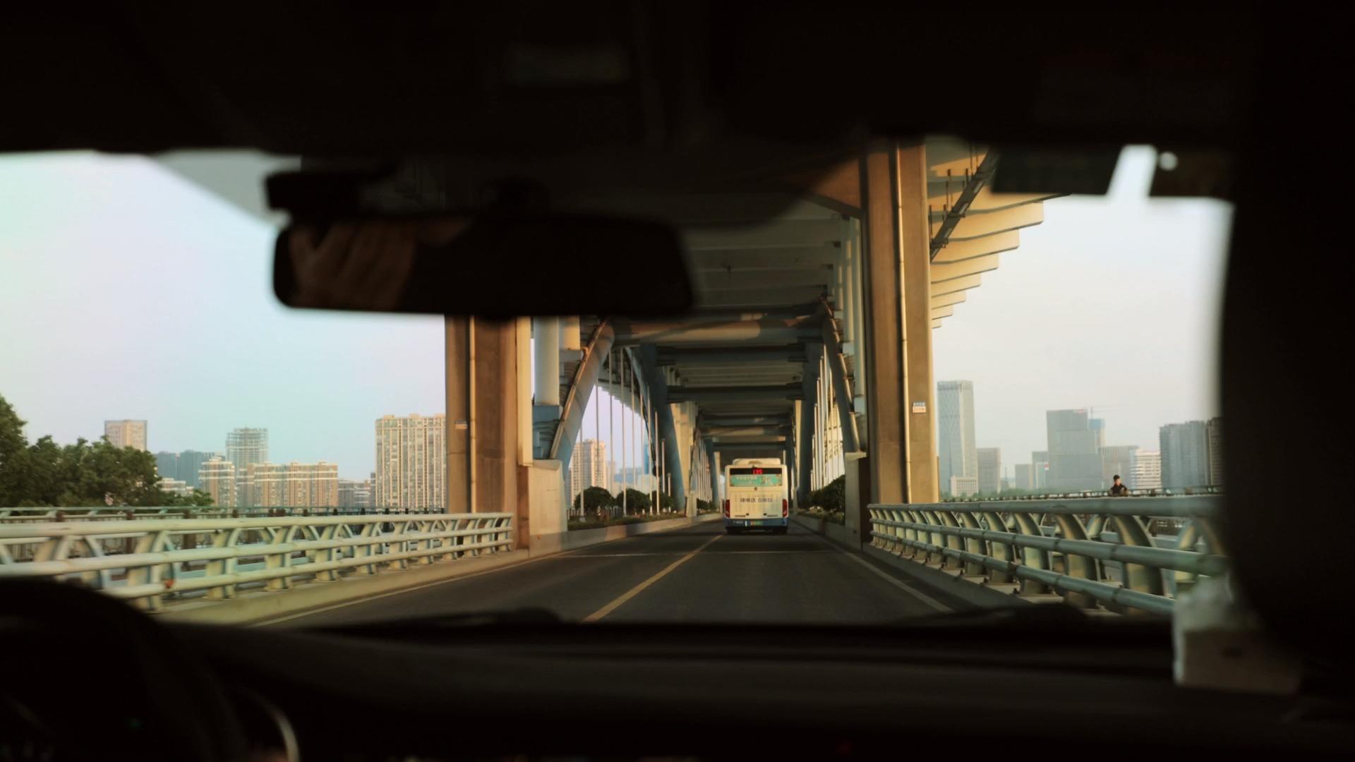 2个主视角行驶穿过杭州复兴大桥视频的预览图