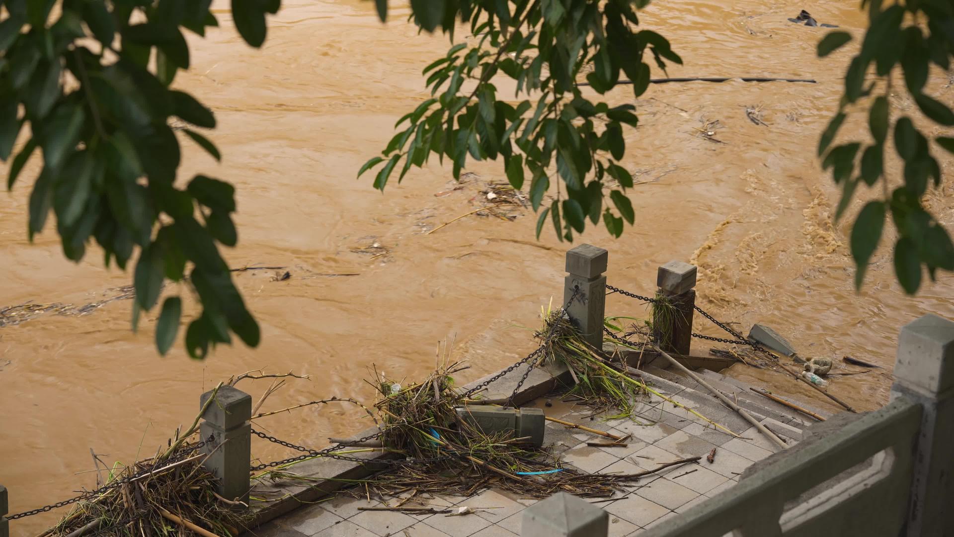 夏季暴雨季节自然灾害洪水视频的预览图