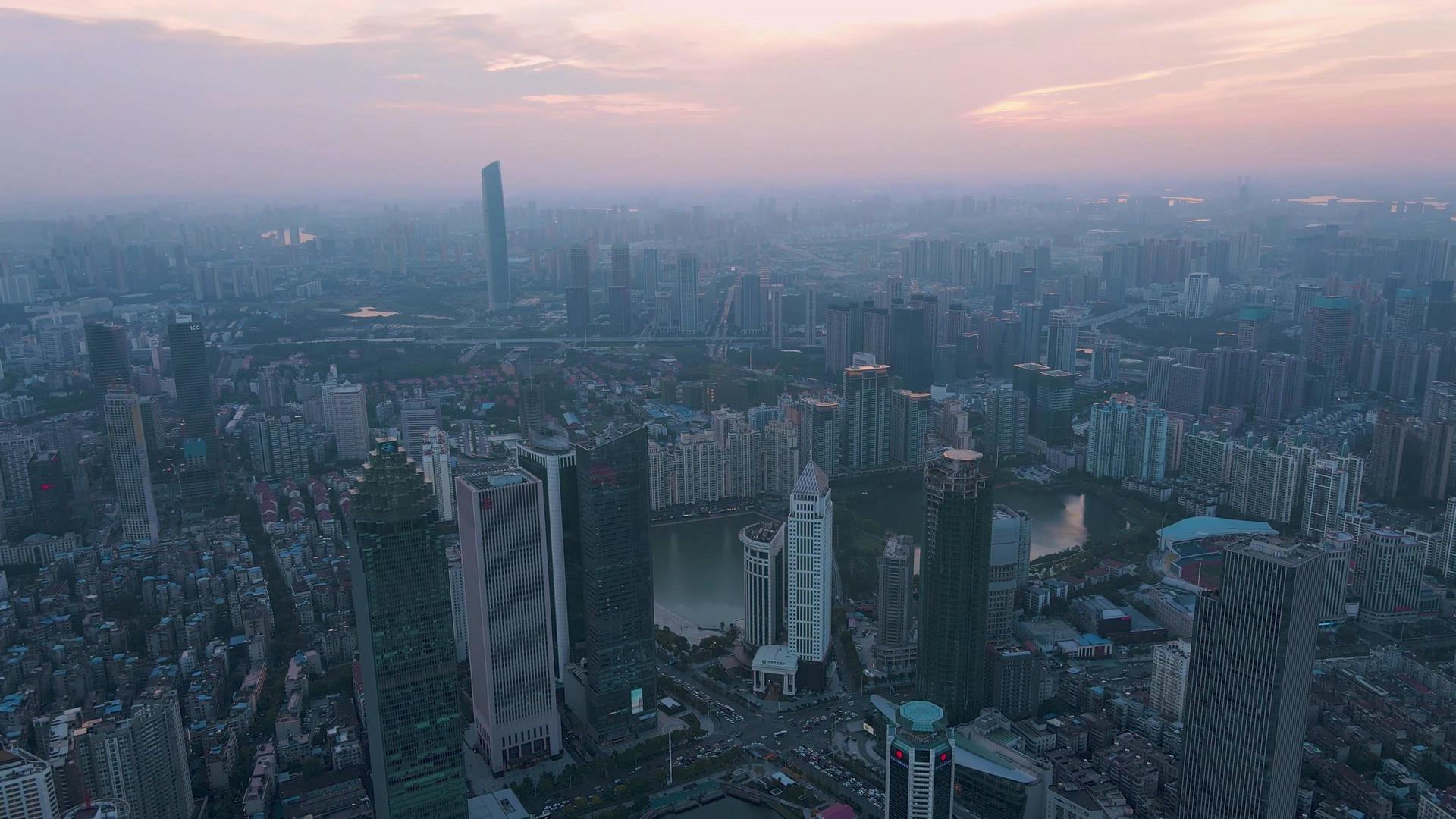 航拍黄昏时刻的武汉金融商务区建筑群视频的预览图