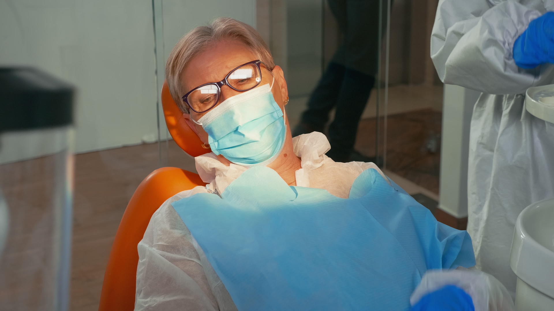 保护西装医生在食宿期间钻女人的牙齿视频的预览图