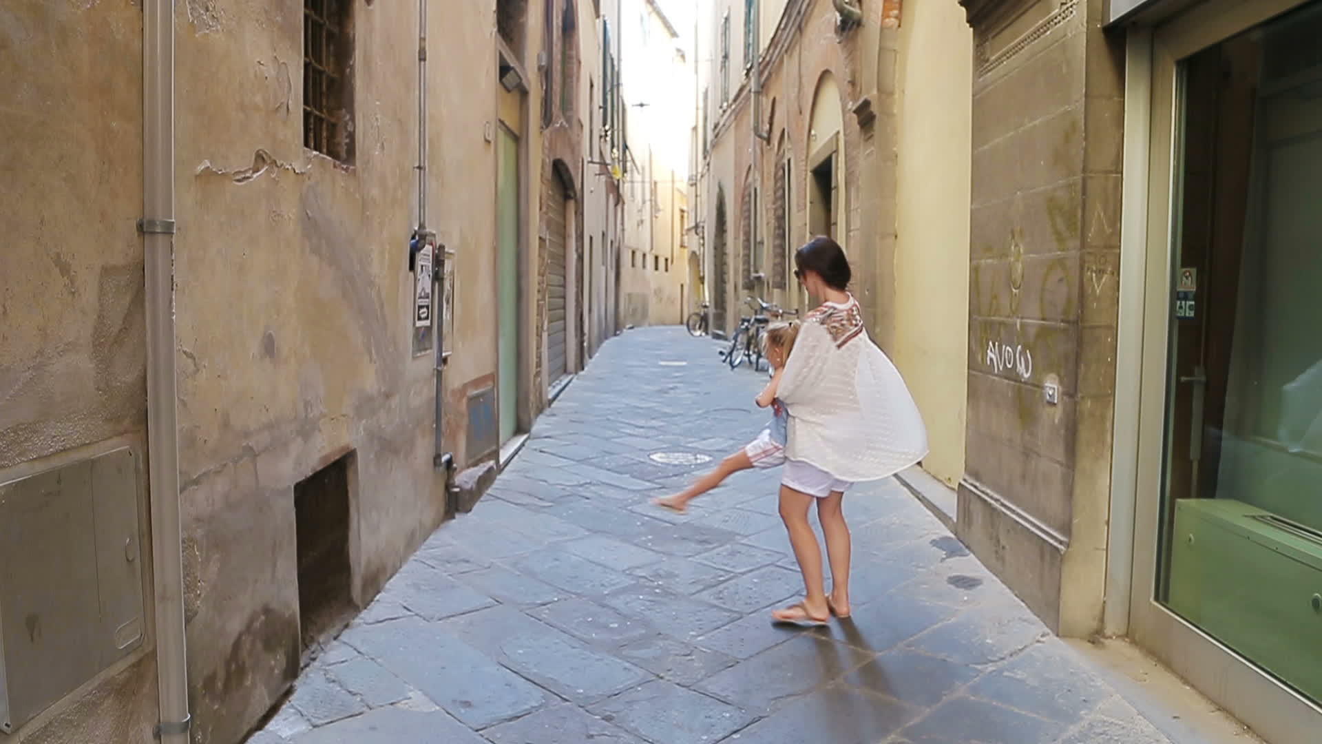 在意大利度假的夏天快乐的母亲和可爱的小女孩在罗马度假视频的预览图